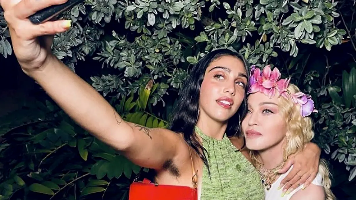 Pop-Star Madonna macht ein Selfie mit ihrer Tochter Lourdes Leon.