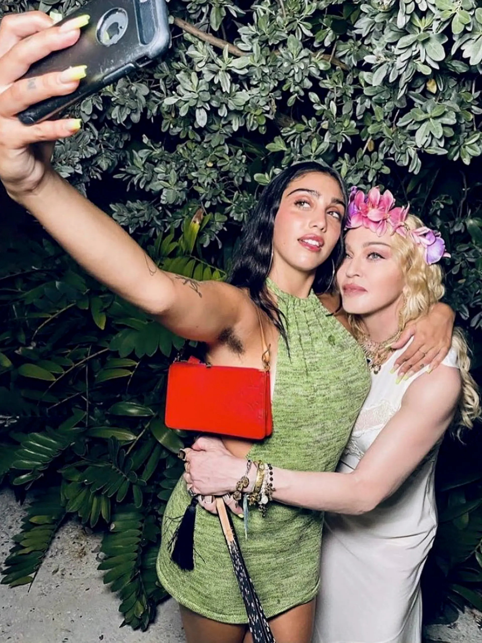Pop-Star Madonna macht ein Selfie mit ihrer Tochter Lourdes Leon.