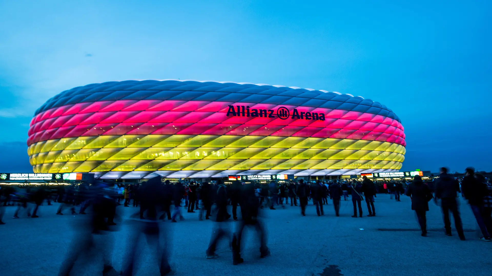ARCHIV - 29.03.2016, Bayern, München: Fußball: Länderspiele, Deutschland - Italien in der Allianz Arena. Die Allianz Arena leuchtet in den deutschen Nationalfarben Schwarz, Rot und Gold. (zu dpa «Kreise: EM-Entscheidung vertagt - UEFA setzt München weitere Frist») Foto: picture alliance / dpa +++ dpa-Bildfunk +++