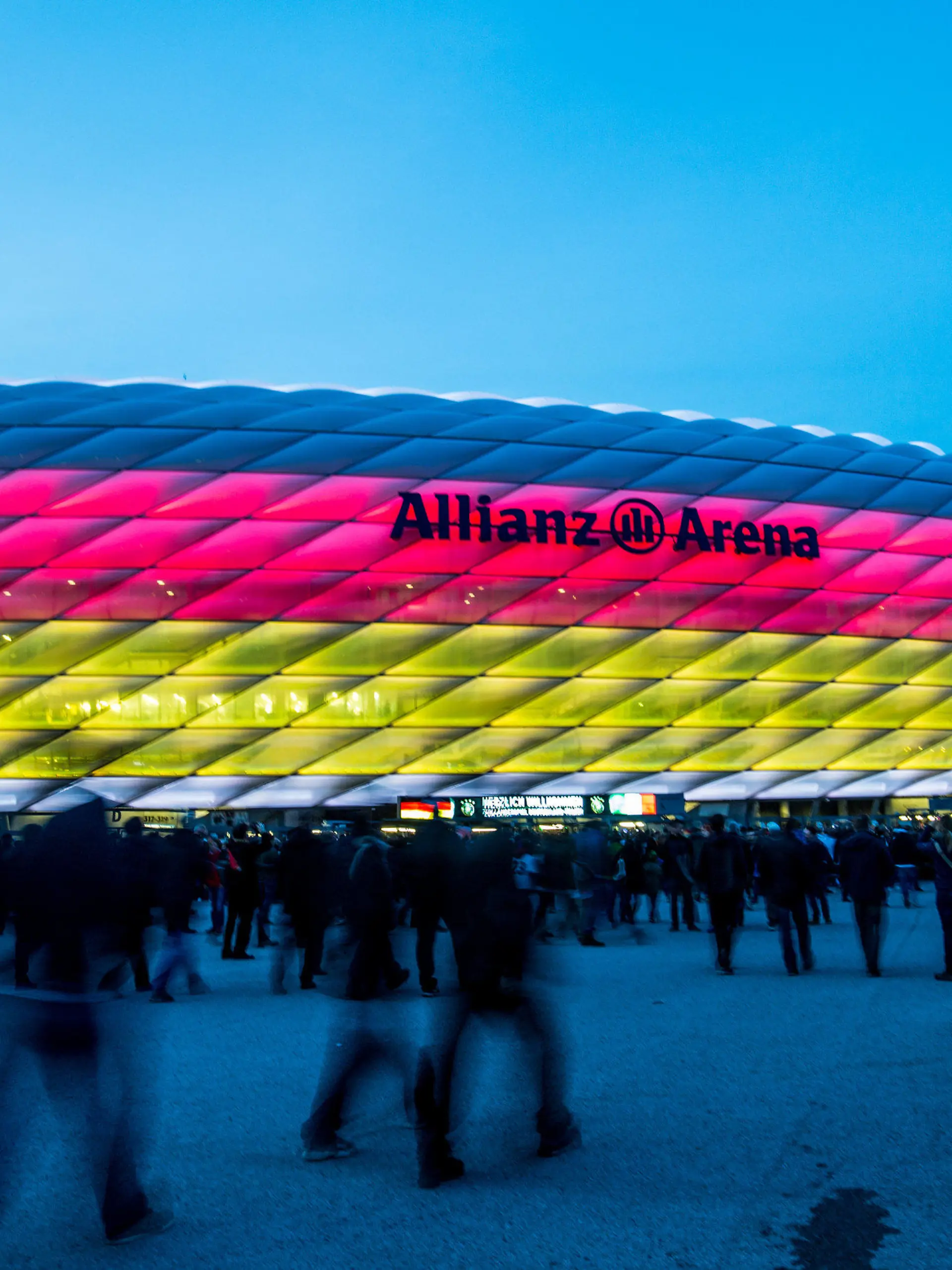 ARCHIV - 29.03.2016, Bayern, München: Fußball: Länderspiele, Deutschland - Italien in der Allianz Arena. Die Allianz Arena leuchtet in den deutschen Nationalfarben Schwarz, Rot und Gold.  (zu dpa «Kreise: EM-Entscheidung vertagt - UEFA setzt München weitere Frist») Foto: picture alliance / dpa +++ dpa-Bildfunk +++