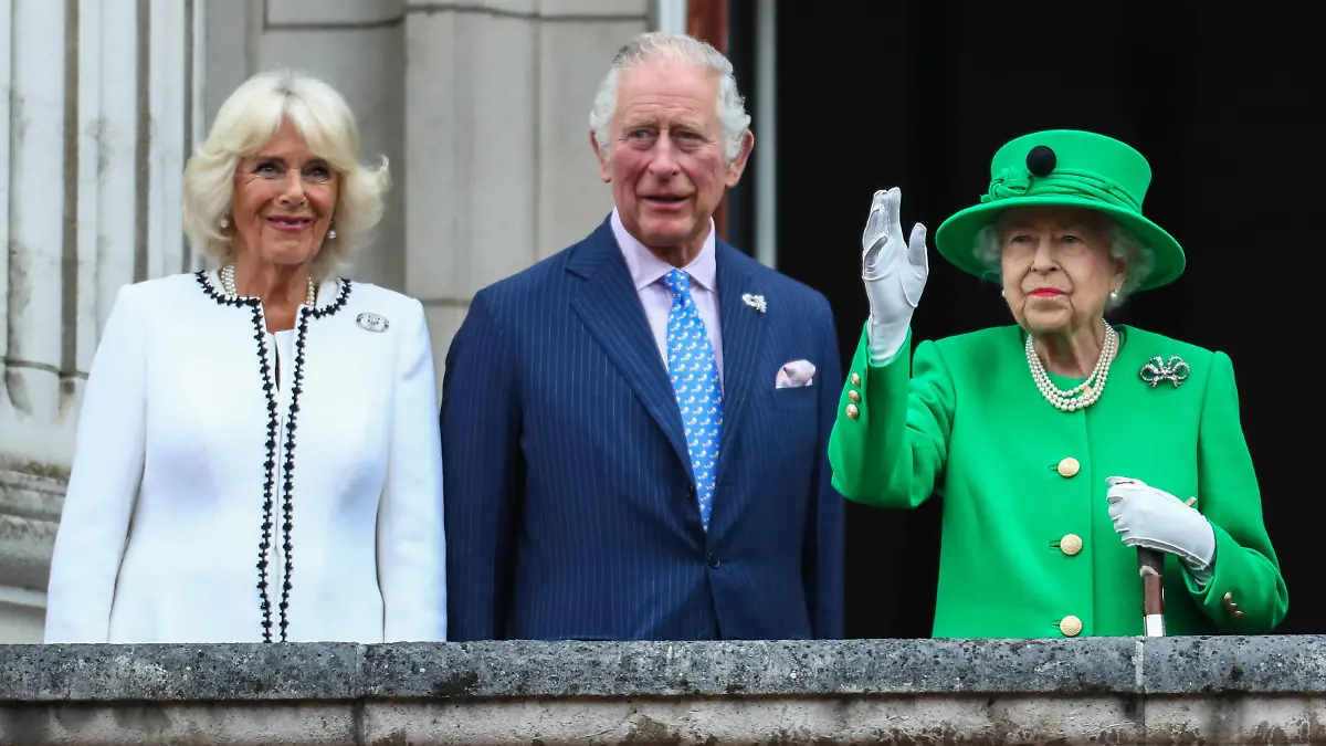 Queen Elizabeth II, accompanied by The Prince of Wales and The Duchess of Cornwall, The Duke and Duchess of Cambridge and their children, waves to the crowds from the Buckingham Palace balcony at the culmination of her Platinum Jubilee celebrations. Featuring: Queen Elizabeth II, Prince Charles, The Prince of Wales, Camilla, Duchess of Cornwall Where: London, United Kingdom When: 05 Jun 2022 Credit: John Rainford/Cover Images **NOT AVAILABLE FOR PUBLICATION IN THE UK** PUBLICATIONxNOTxINxUKxFRA Copyright: xx 51635803