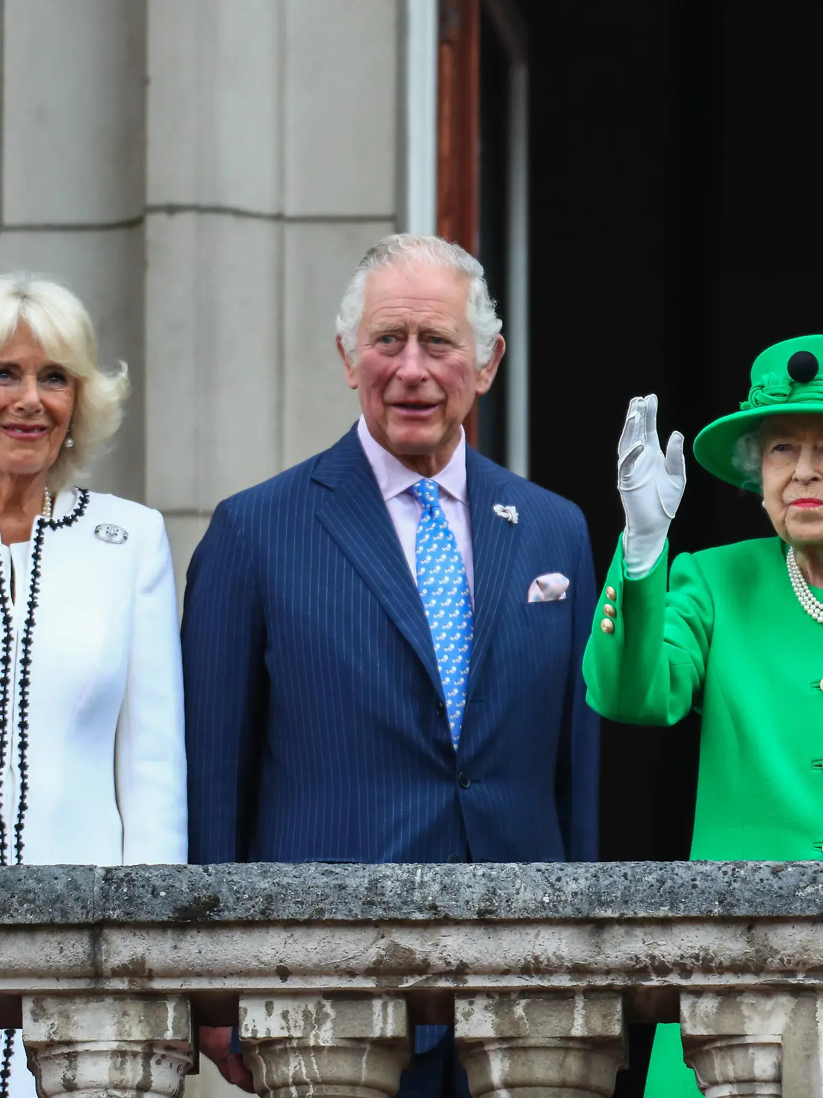  Queen Elizabeth II, accompanied by The Prince of Wales and The Duchess of Cornwall, The Duke and Duchess of Cambridge and their children, waves to the crowds from the Buckingham Palace balcony at the culmination of her Platinum Jubilee celebrations. Featuring: Queen Elizabeth II, Prince Charles, The Prince of Wales, Camilla, Duchess of Cornwall Where: London, United Kingdom When: 05 Jun 2022 Credit: John Rainford/Cover Images **NOT AVAILABLE FOR PUBLICATION IN THE UK** PUBLICATIONxNOTxINxUKxFRA Copyright: xx 51635803