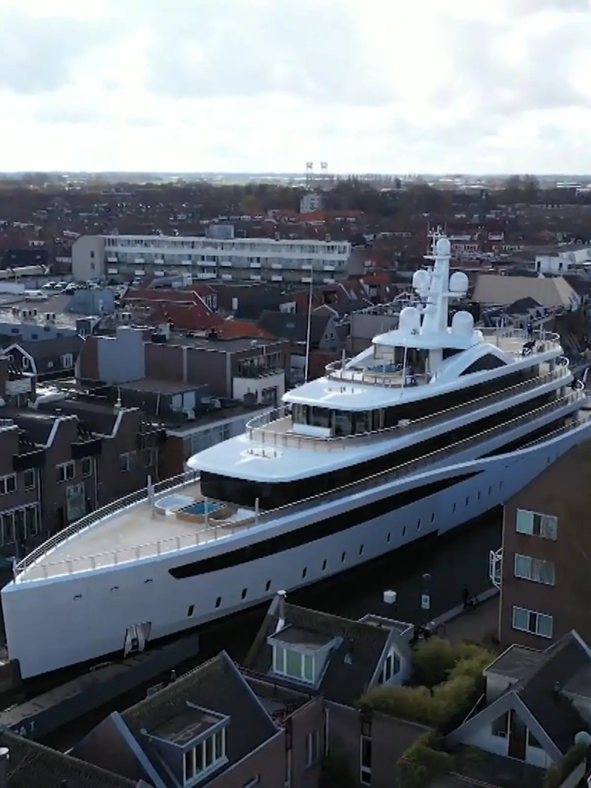 Mit viel Millimeterarbeit wird eine 94 Meter lange Yacht von der Werft vom holländischen Kaag nach Rotterdam gesteuert.