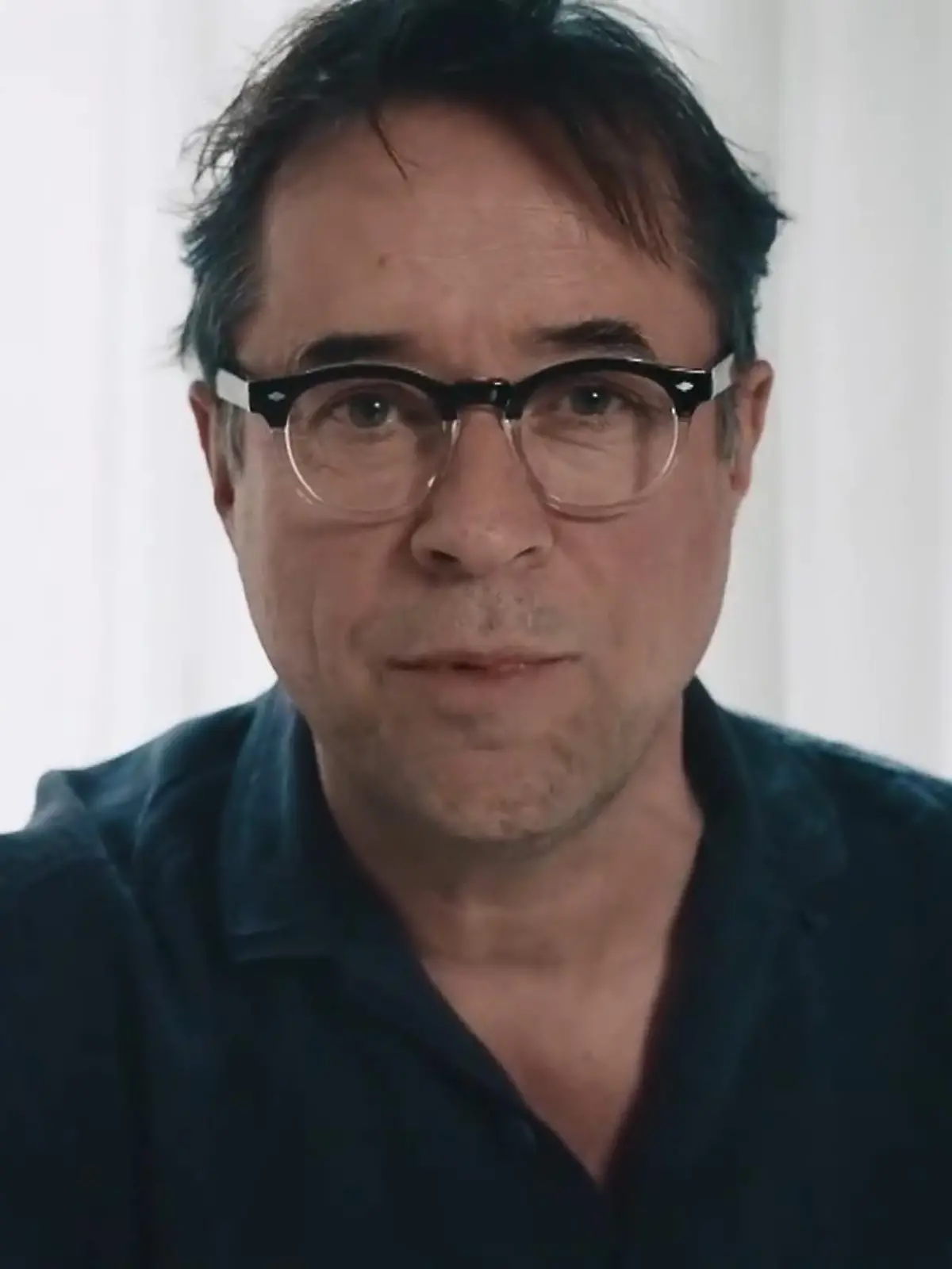 Rund 50 prominente Film- und Fernsehschauspieler sorgen mit einer großangelegten Internetaktion unter dem Motto #allesdichtmachen für Aufsehen. Künstler wie Ulrich Tukur, Volker Bruch, Meret Becker, Ulrike Folkerts, Richy Müller, Heike Makatsch, Jan Josef Liefers und viele weitere verbreiteten am Donnerstag (22. April) bei Instagram und auf der Videoplattform Youtube gleichzeitig ironisch-satirische Clips mit persönlichen Statements zur Corona-Politik der Bundesregierung. Einige davon zeigen wir im Video. Andere prominente Schauspielkollegen reagierten entsetzt.