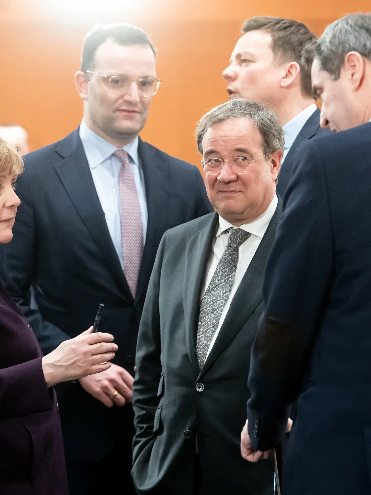 ARCHIV - 12.03.2020, Berlin: Bundeskanzlerin Angela Merkel (CDU,l-r), Armin Laschet (CDU), Ministerpräsident von Nordrhein-Westfalen, und Markus Söder (CSU), Ministerpräsident von Bayern, unterhalten sich beim Treffen der Bundeskanzlerin und weiteren Mitgliedern der Bundesregierung mit den Regierungschefinnen und Regierungschefs der Länder im Bundeskanzleramt. Dahinter stehen Jens Spahn (2.v..l.), Bundesgesundheitsminister, und Tobias Hans (beide CDU), Ministerpräsident des Saarlands. Der Krach in der Krisenschalte von Bund und Ländern zur Corona-Pandemie am Sonntag (22.03.2020) hat nicht nur Nerven gekostet. Der Zoff hat auch die Frage aufgeworfen, wie es um die Führungsfähigkeit mancher Unionsspitzen in schwieriger Lage bestellt ist. Foto: Bernd von Jutrczenka/dpa +++ dpa-Bildfunk +++