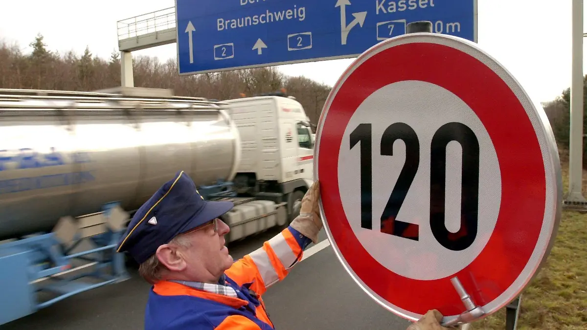 Ein Verkehrsschild mit der zulässigen Höchstgeschwindigkeit von 120 Stundenkilometern montiert Streckenwart Walter Stamm am 28.1.2002 an der Bundesautobahn 2 bei Hannover. Auf der Autobahn zwischen Hannover-Buchholz und Helmstedt gilt ab sofort das angezeigte Tempolimit. Im vergangenen Jahr war die Zahl der Unfälle auf dem niedersächsischen Abschnitt der A 2 um etwa 20 Prozent auf 4455 gestiegen.