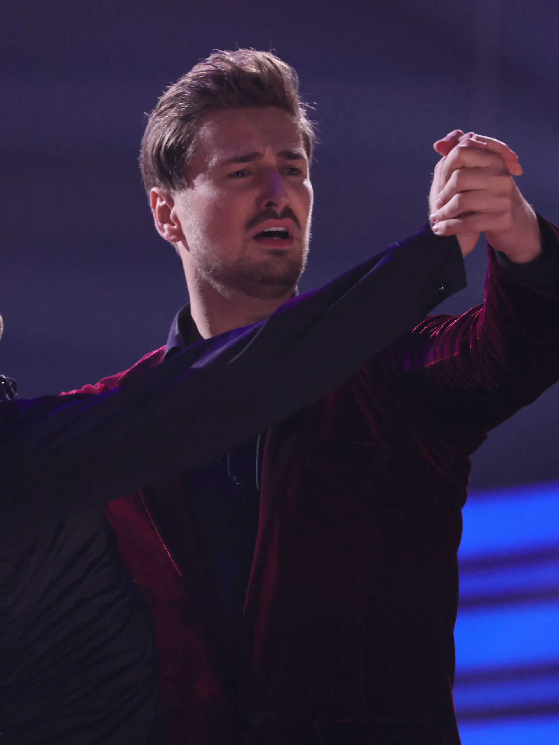 16.04.2021, Nordrhein-Westfalen, Köln: Nicolas Puschmann und Vadim Garbuzov tanzen in der sechsten Runde der RTL Tanzshow "Let's Dance" einen Langsamen Walzer zu "At This Moment". Foto: Andreas Renz/Getty/POOL/dpa +++ dpa-Bildfunk +++