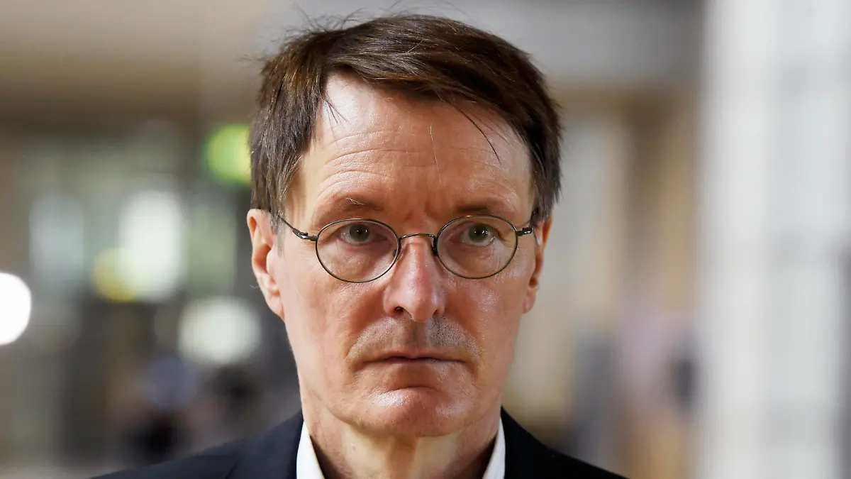  Karl Lauterbach bei einem Pressestatement am Rande der 222. Sitzung des Deutschen Bundestages im Reichstagsgebäude. Berlin, 16.04.2021 *** Karl Lauterbach during a press statement on the sidelines of the 222 session of the German Bundestag in the Reichstag building Berlin, 16 04 2021 Foto:xF.xKernx/xFuturexImage