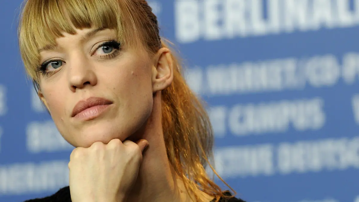 Die Schauspielerin Heike Makatsch verfolgt am Donnerstag (12.02.2009) auf der Berlinale in Berlin die Pressekonferenz zu ihrem Film "Hilde". Im offiziellen Wettbewerb konkurrieren 18 Filme um den Goldenen und die Silbernen Bären. Foto: Tim Brakemeier +++(c) dpa - Bildfunk+++