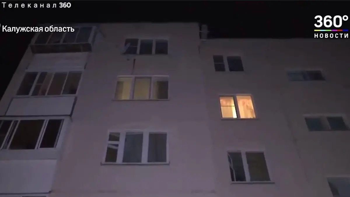 Aus diesem Haus sei die Frau aus dem Fenster gefallen.