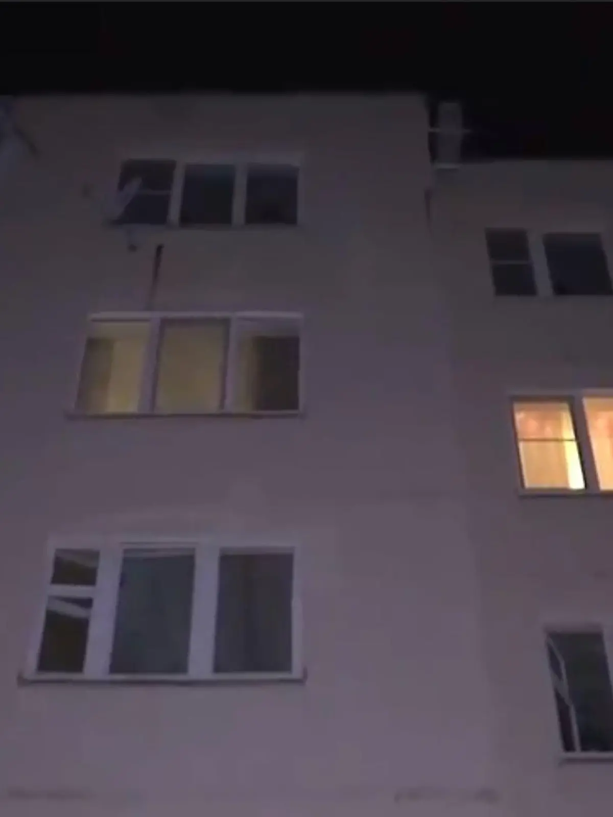 Aus diesem Haus sei die Frau aus dem Fenster gefallen.