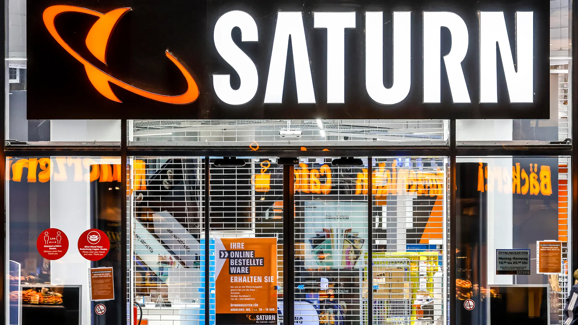 Köln, Nordrhein-Westfalen, Deutschland - Click and Collect, Einzelhandel in Zeiten der Coronakrise beim zweiten Lockdown, die Geschäfte sind geschlossen, aber bieten teilweise Abholstationen, Saturn Kunden können online bestellte Ware abholen. Köln Nordrhein-Westfalen Deutschland *** Cologne, North Rhine Westphalia, Germany Click and Collect, retail in times of Corona crisis at second lockdown, stores are closed but offer partial pickup stations, Saturn customers can pick up merchandise ordered online Cologne North Rhine Westphalia Germany