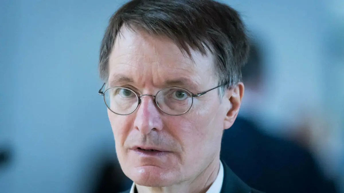 Karl Lauterbach musste sich am Auge operieren lassen