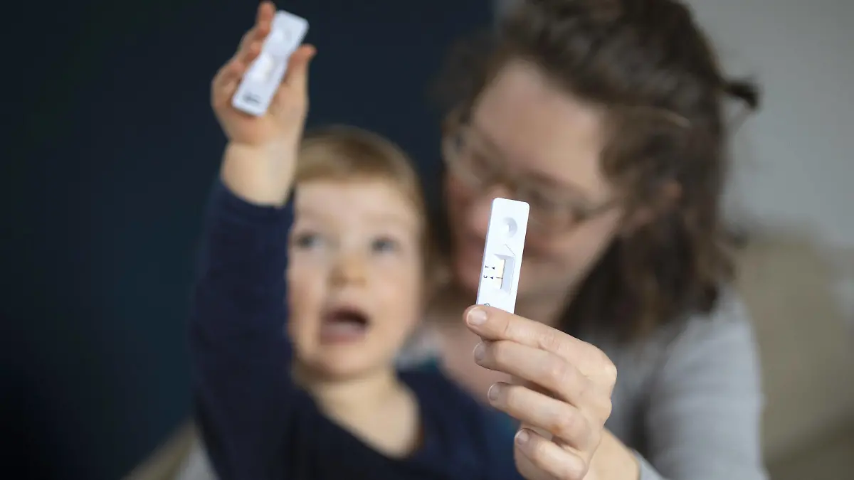  Thema: Negativer Corona Schnelltest bei Mutter und Kind. Bonn Deutschland *** Subject Negative Corona rapid test in mother and child Bonn Germany Copyright: xUtexGrabowsky/photothek.netx