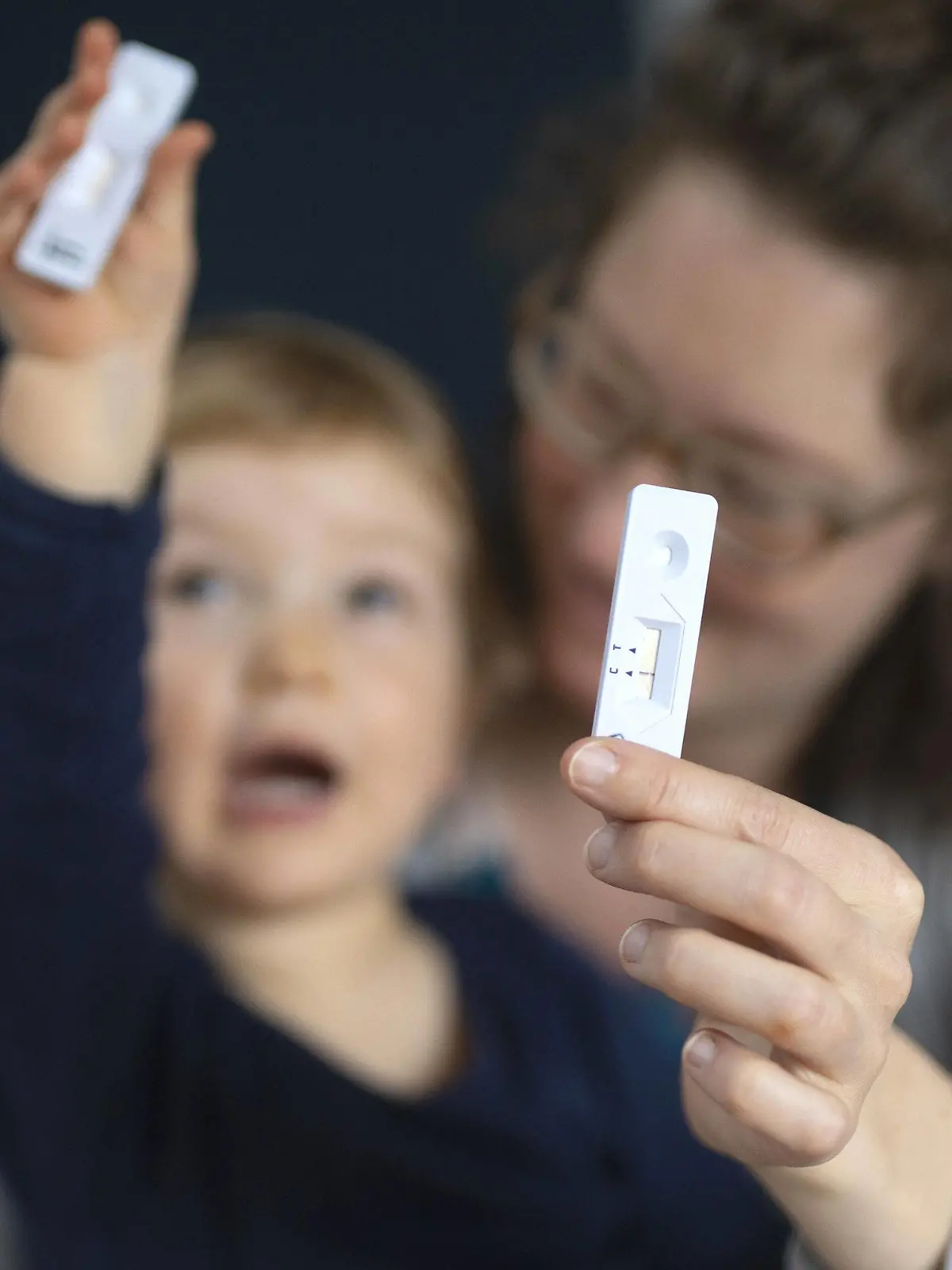  Thema: Negativer Corona Schnelltest bei Mutter und Kind. Bonn Deutschland *** Subject Negative Corona rapid test in mother and child Bonn Germany Copyright: xUtexGrabowsky/photothek.netx