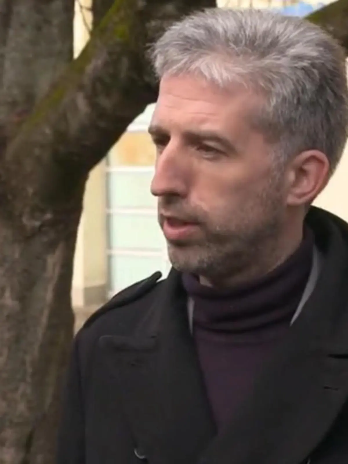Boris Palmer provoziert und löst Empörung aus: Weil er auf dem Weg zu einer Veranstaltung mehrfach das sogenannte N-Wort verwendet, wird der streitsame Politiker von einer Gruppe überwiegend junger Menschen ausgebuht und lautstark kritisiert. Als er sich mit einem Judenstern-Vergleich rechtfertigten will, steigert sich der Unmut noch.