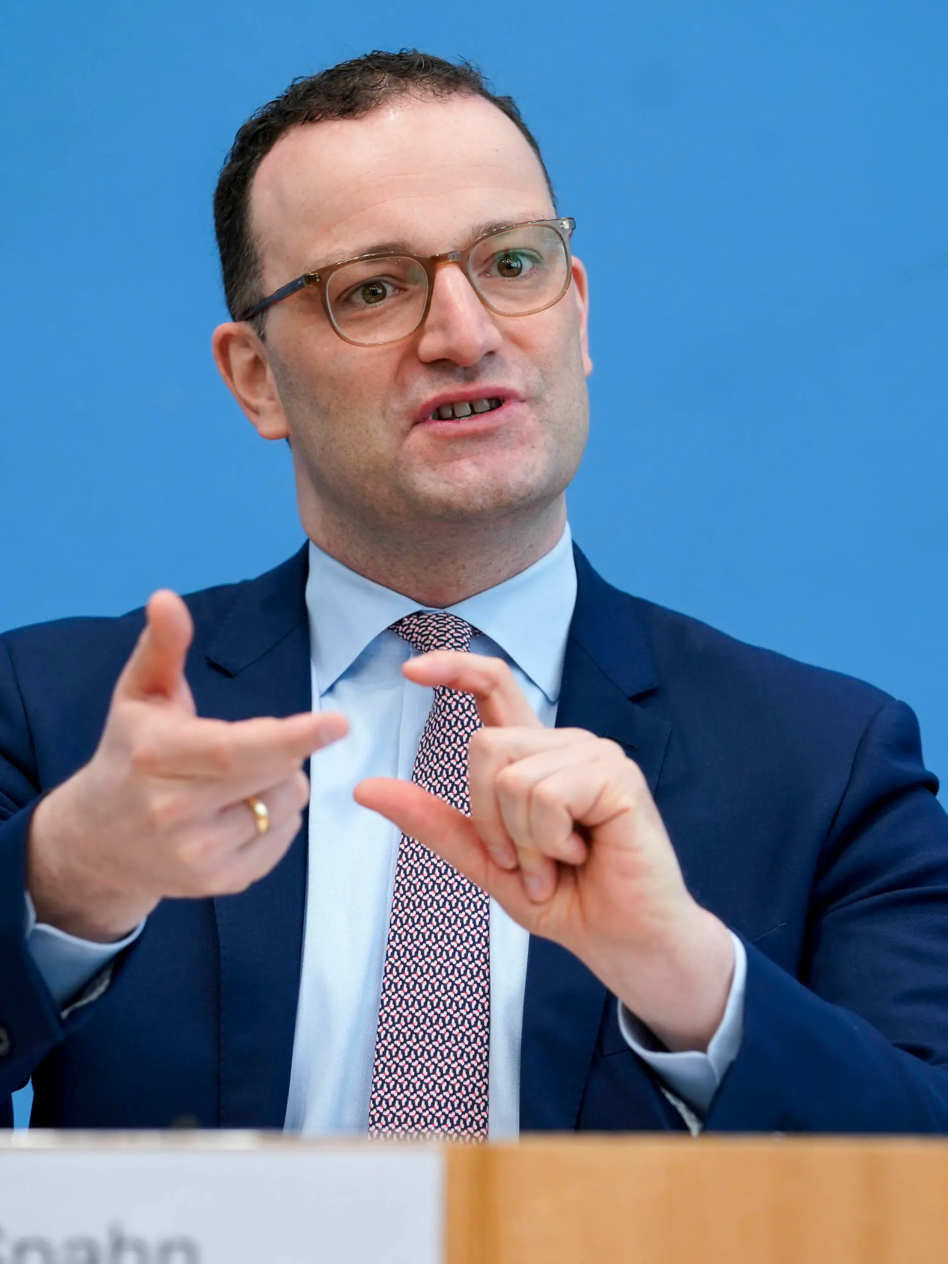 Bundespressekonferenz, Aktuelle Corona Lage Aktuell, 15.04.2021, Berlin, Bundesminister für Gesundheit Jens Spahn im Portrait mit besonderer Geste bei der Bundespressekonferenz zum Thema Aktuelle Corona-Lage Berlin Berlin Deutschland *** Federal Press Conference, Current Corona Situation Current, 15 04 2021, Berlin, Federal Minister of Health Jens Spahn in portrait with special gesture at the Federal Press Conference on Current Corona Situation Berlin Berlin Germany 