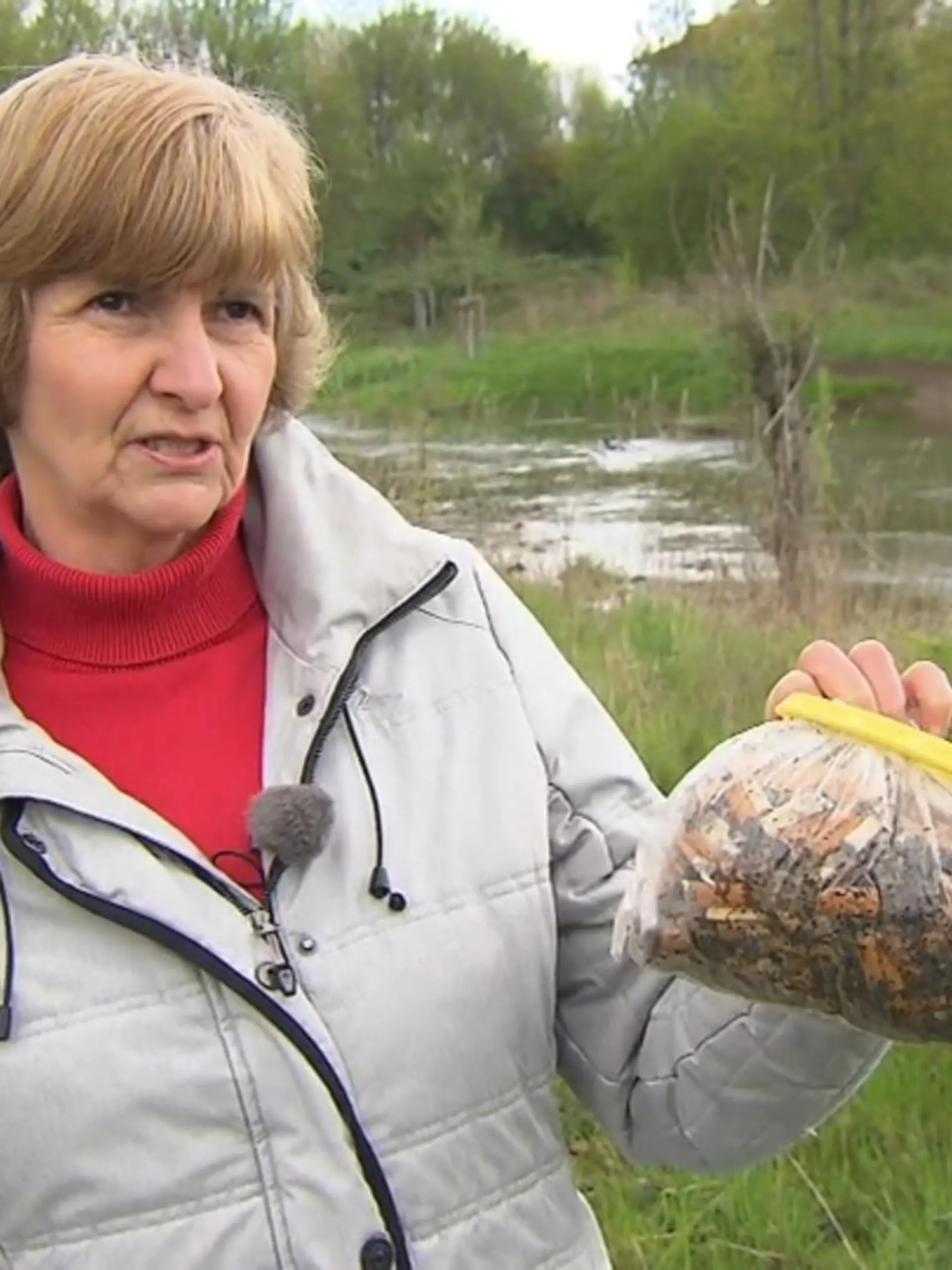 Kippen statt Blumen: Dieses Bild bietet sich Kerstin Kwasniok auf ihren Spaziergängen durch die Felder im hessischen Groß-Karben. Ihrem Ärger über die achtlos weggeworfenen Zigarettenstummel muss die Rentnerin nun in der Öffentlichkeit Luft machen. Was Kerstin mit ihrer Kippen-Kritik erreichen will und welcher große Auftrag dahintersteckt, erfahren Sie im Video.