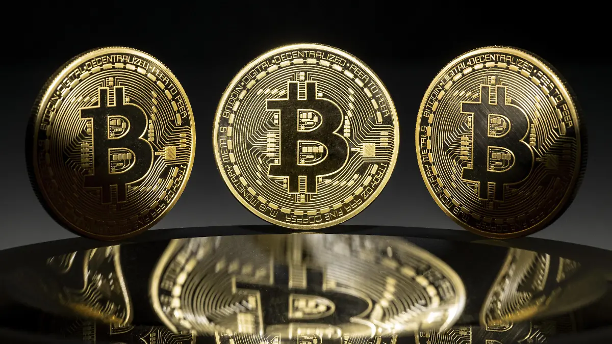  Symbolbild zum Thema Bitcoins - virtuelle Waehrung. Berlin, 03.01.2020. Berlin Deutschland *** Symbolic picture on the subject of Bitcoins virtual currency Berlin, 03 01 2020 Berlin Germany PUBLICATIONxINxGERxSUIxAUTxONLY Copyright: xJaninexSchmitz/photothek.netx