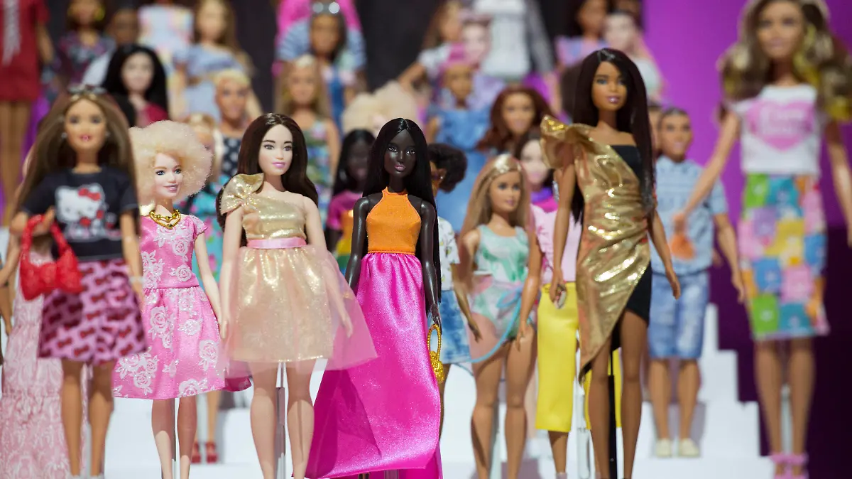 ARCHIV - 20.02.2018, USA, New York: Barbie-Puppen des Herstellers Mattel werden bei der Spielzeugmesse «Toy Fair» präsentiert. Starke «Barbie»- und «Hot Wheels»-Verkäufe haben dem US-Spielzeughersteller Mattel im dritten Quartal zu einem kräftigen Gewinnsprung verholfen. Foto: Mark Lennihan/AP/dpa +++ dpa-Bildfunk +++