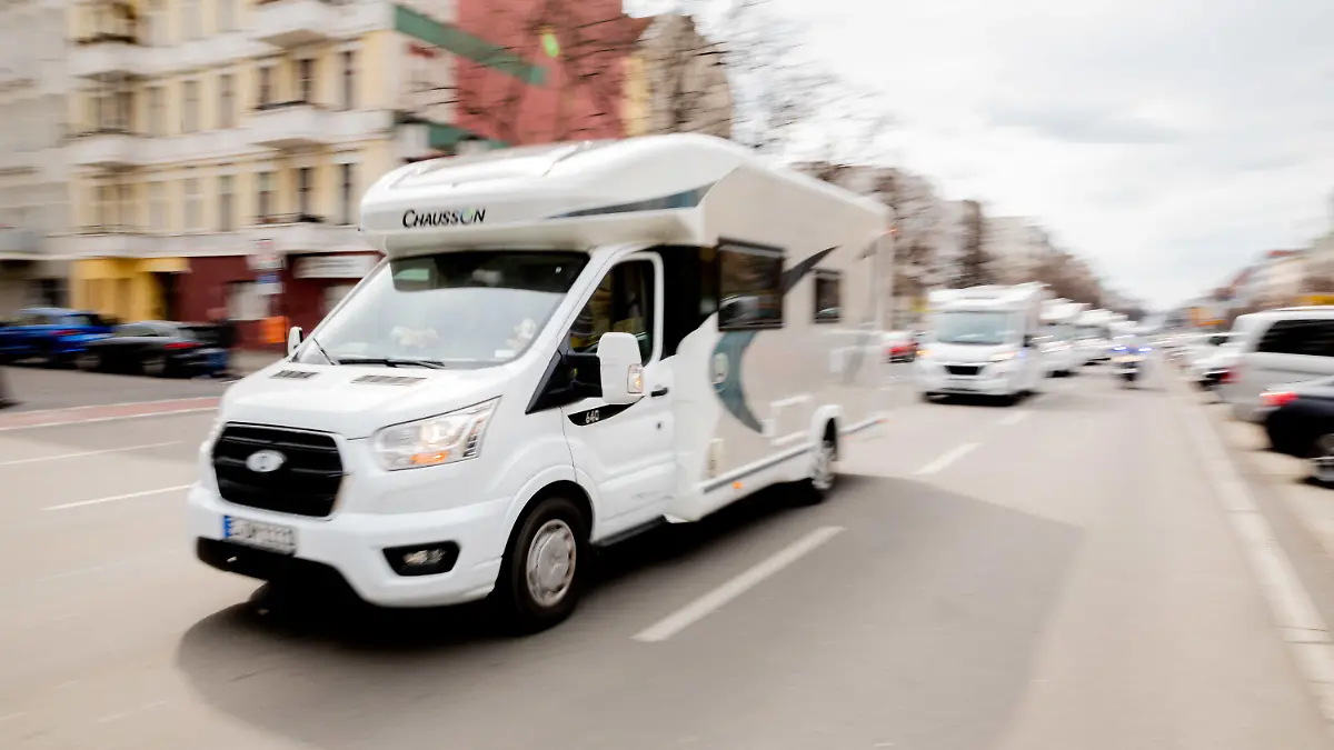 17.04.2021, Berlin: Der Camper-Korso der Camperinitiative «Campen mit Abstand» fährt über den Kaiserdamm bzw. die Bismarckstraße. Gefordert wird unter anderem die sofortige Öffnung der Stell- und Campingplätze. (Bewegungsunschärfe durch lange Belichtungszeit) Foto: Christoph Soeder/dpa +++ dpa-Bildfunk +++