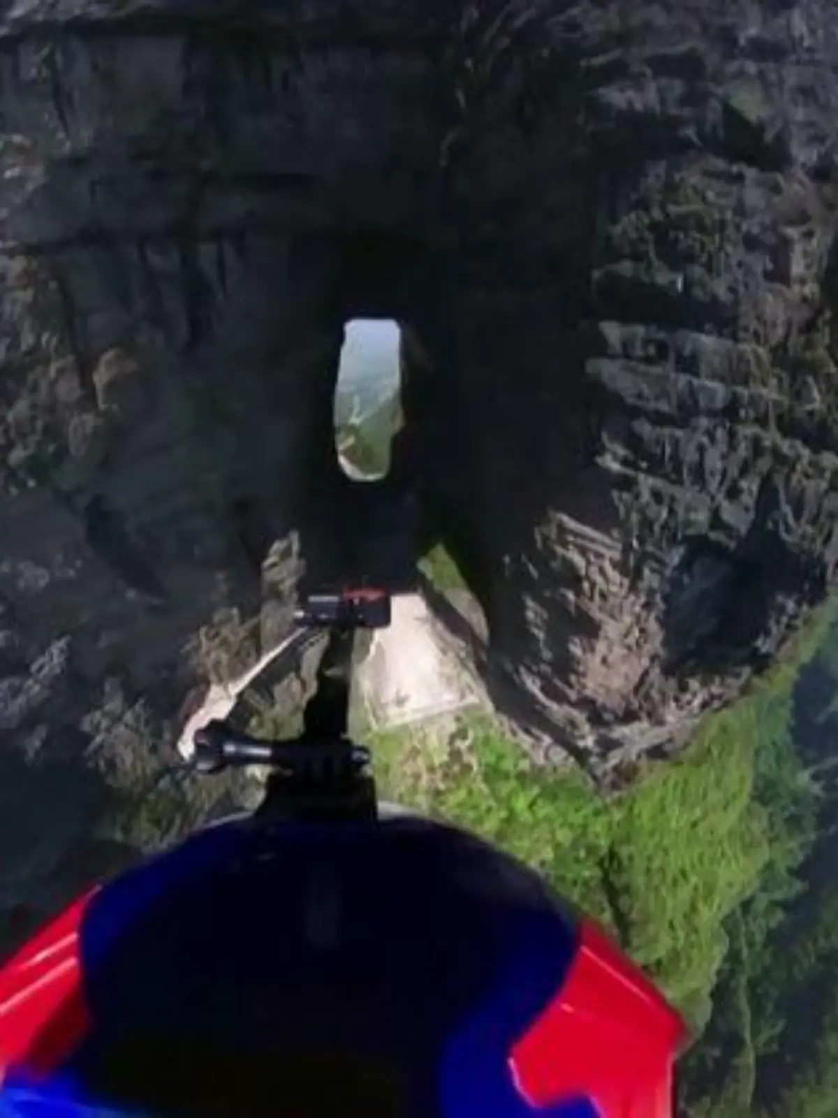 Mit dem Wingsuit durch das "Himmelstor".