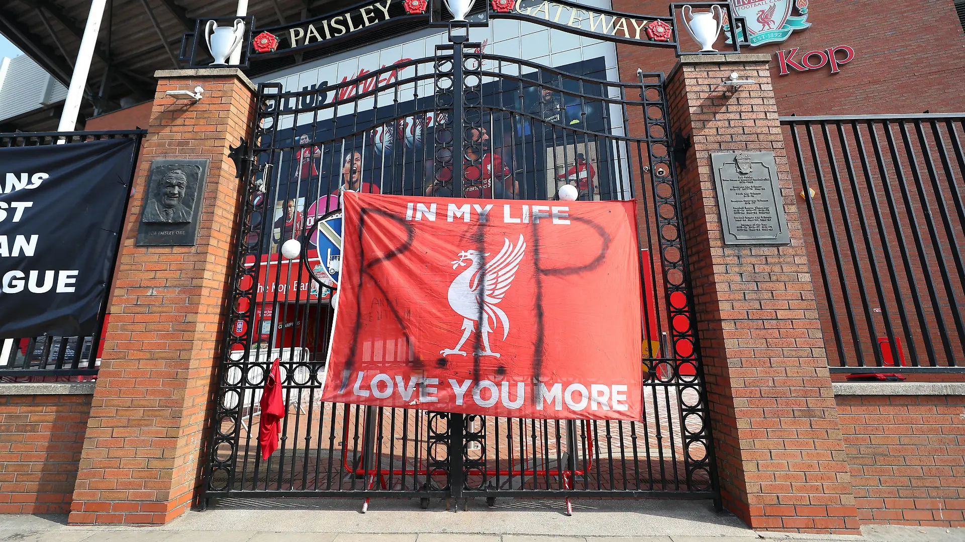 European Super League reaction Banners outside of Anfield Stadium, Liverpool protesting against the clubs decision to join the European Super League. Picture date: Tuesday April 20, 2021. PUBLICATIONxINxGERxSUIxAUTxONLY Copyright: xPeterxByrnex 59294478