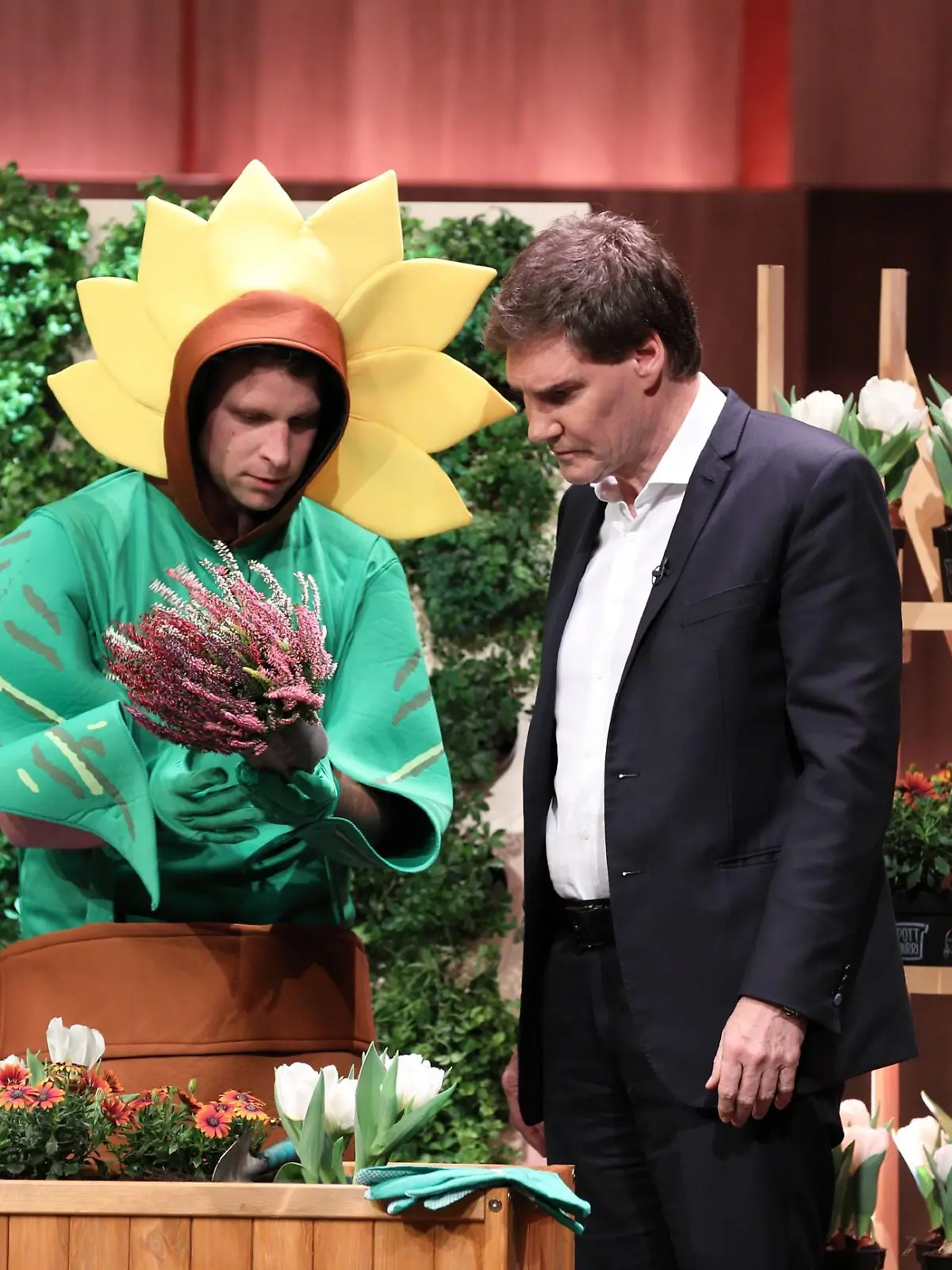 Antonia und Alexander Cox (Foto) aus Straelen präsentieren mit "Pottburri" einen Pflanzentopf aus Sonnenblumenschalen zum eingraben. Investor Carsten Maschmeyer (r.) nimmt das Produkt genau unter die Lupe.   Die Verwendung des sendungsbezogenen Materials ist nur mit dem Hinweis und Verlinkung auf TVNOW gestattet.