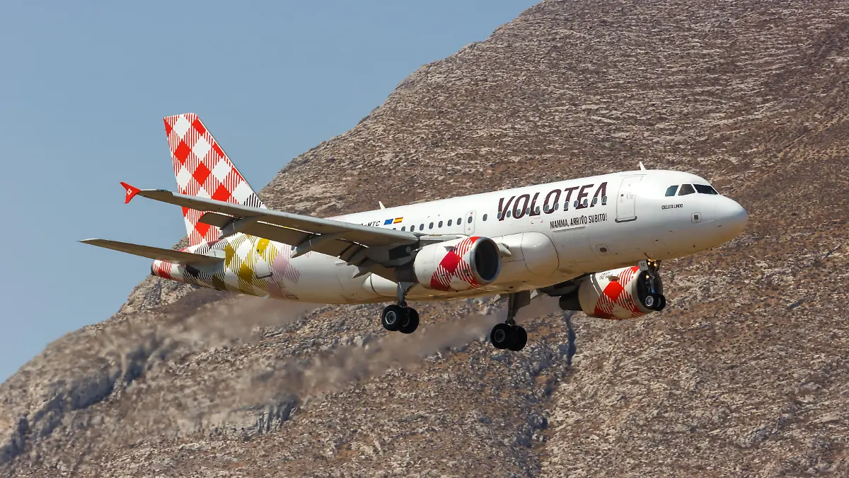 Volotea Airbus A319 airplane Santorini airport in Greece, Santorini, Greece - August 4, 2021: Volotea Airbus A319 airplane at Santorini airport (JTR) in Greece., Santorini, Greece - August 4, 2021: Volotea Airbus A319 airplane at Santorini airport (JTR) in Greece., 23.12.2021, Copyright: xBoarding_Nowx Panthermedia30996331.jpg