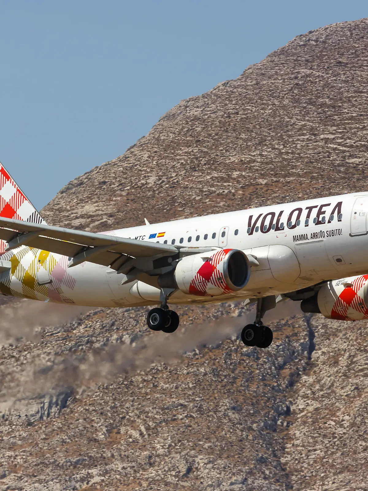 Volotea Airbus A319 airplane Santorini airport in Greece, Santorini, Greece - August 4, 2021: Volotea Airbus A319 airplane at Santorini airport (JTR) in Greece., Santorini, Greece - August 4, 2021: Volotea Airbus A319 airplane at Santorini airport (JTR) in Greece., 23.12.2021, Copyright: xBoarding_Nowx Panthermedia30996331.jpg