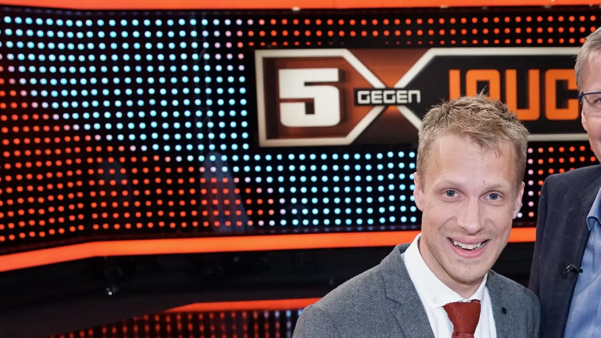 Im Alleingang und völlig auf sich gestellt fordert Günther Jauch (r.) wieder ein Team mit fünf prominenten Kandidaten heraus! Moderiert wird das unterhaltsame Show-Event von Deutschlands schlagfertigstem Comedy-Star, Oliver Pocher.
