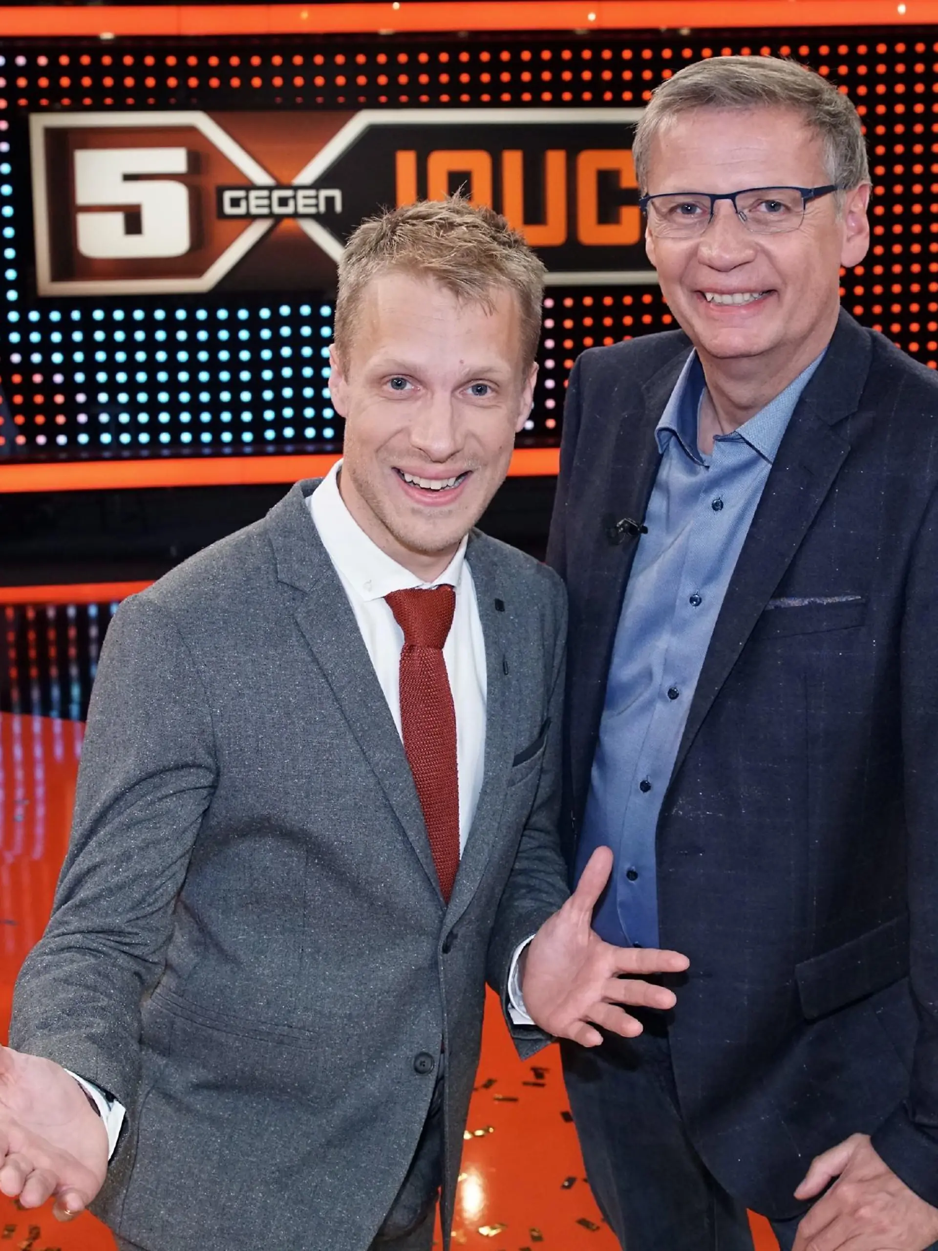 Im Alleingang und völlig auf sich gestellt fordert Günther Jauch (r.) wieder ein Team mit fünf prominenten Kandidaten heraus! Moderiert wird das unterhaltsame Show-Event von Deutschlands schlagfertigstem Comedy-Star, Oliver Pocher.