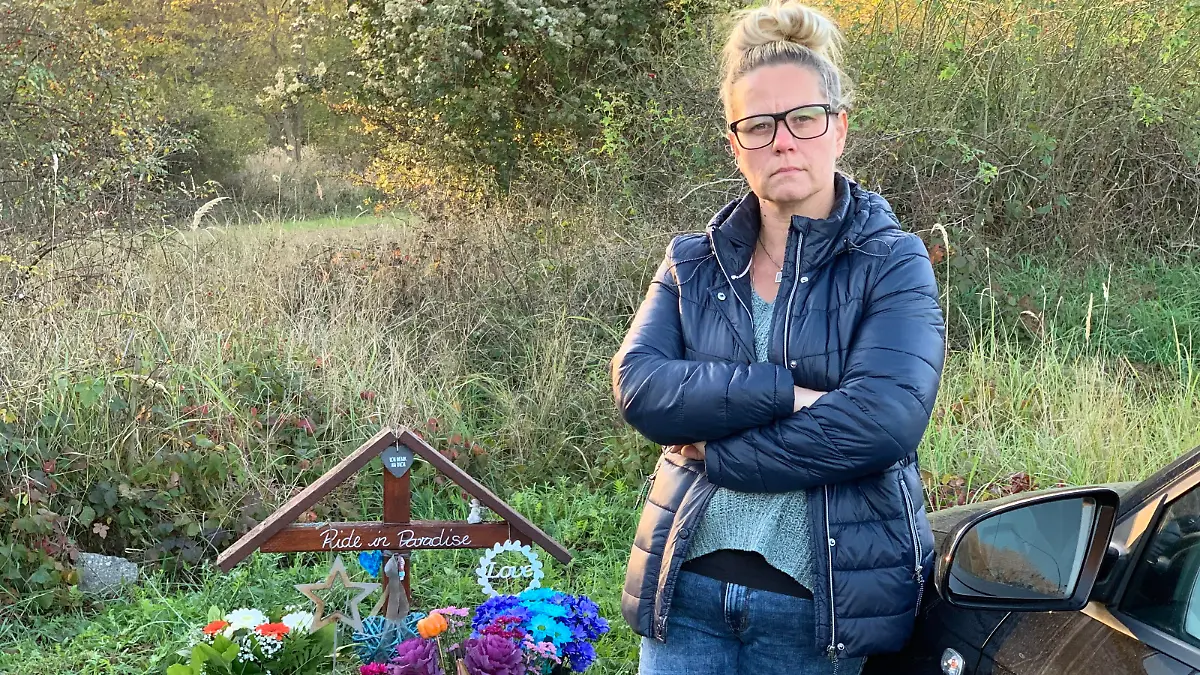Lola Michalik steht an dem Ort, wo ihr Sohn verstorben ist.
