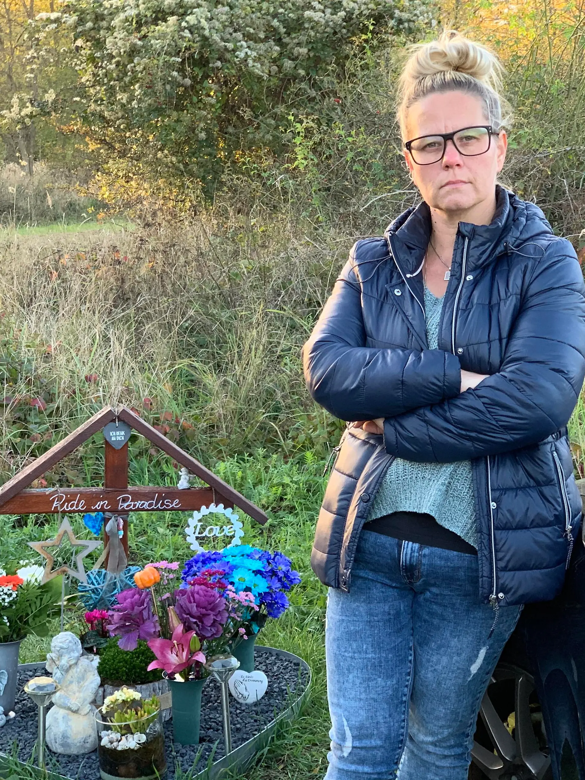 Lola Michalik steht an dem Ort, wo ihr Sohn verstorben ist.