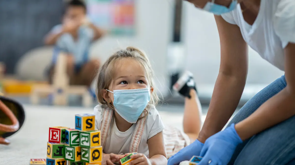 Erzieherin spielt mit Kindern