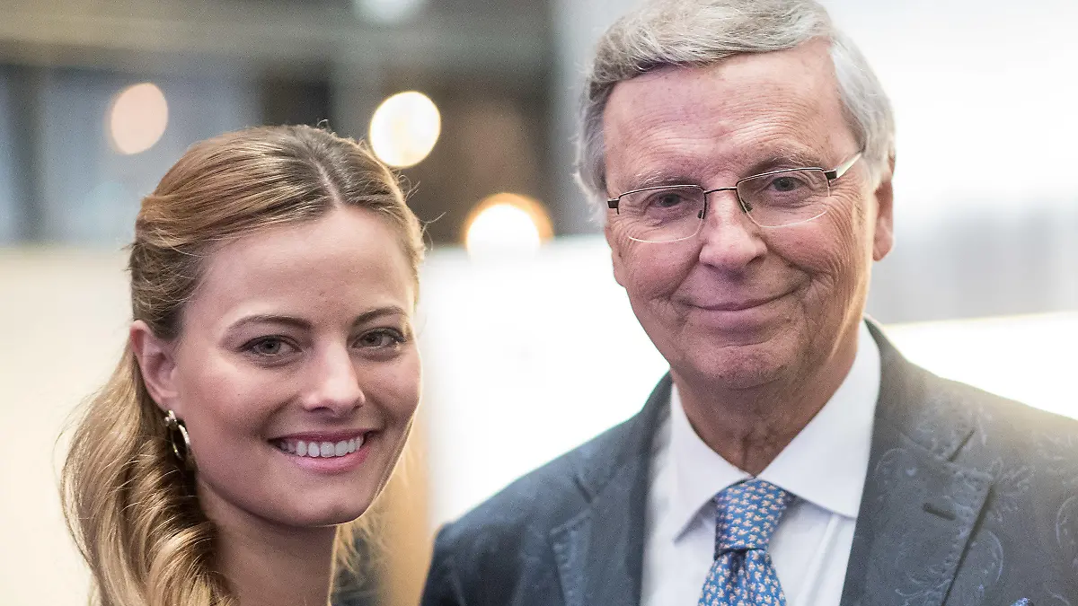 ARCHIV - 24.02.2018, Baden-Württemberg, Rust: Wolfgang Bosbach, CDU-Politiker, und seine Tochter Viktoria Bosbach sind bei der Wahl der "Miss Germany 2018" dabei. Er wird zum ersten Mal Großvater, Tochter Viktoria bekommt ihr erstes Kind. (zu dpa Wolfgang Bosbach wird zum ersten Mal Großvater) Foto: Sebastian Gollnow/dpa +++ dpa-Bildfunk +++
