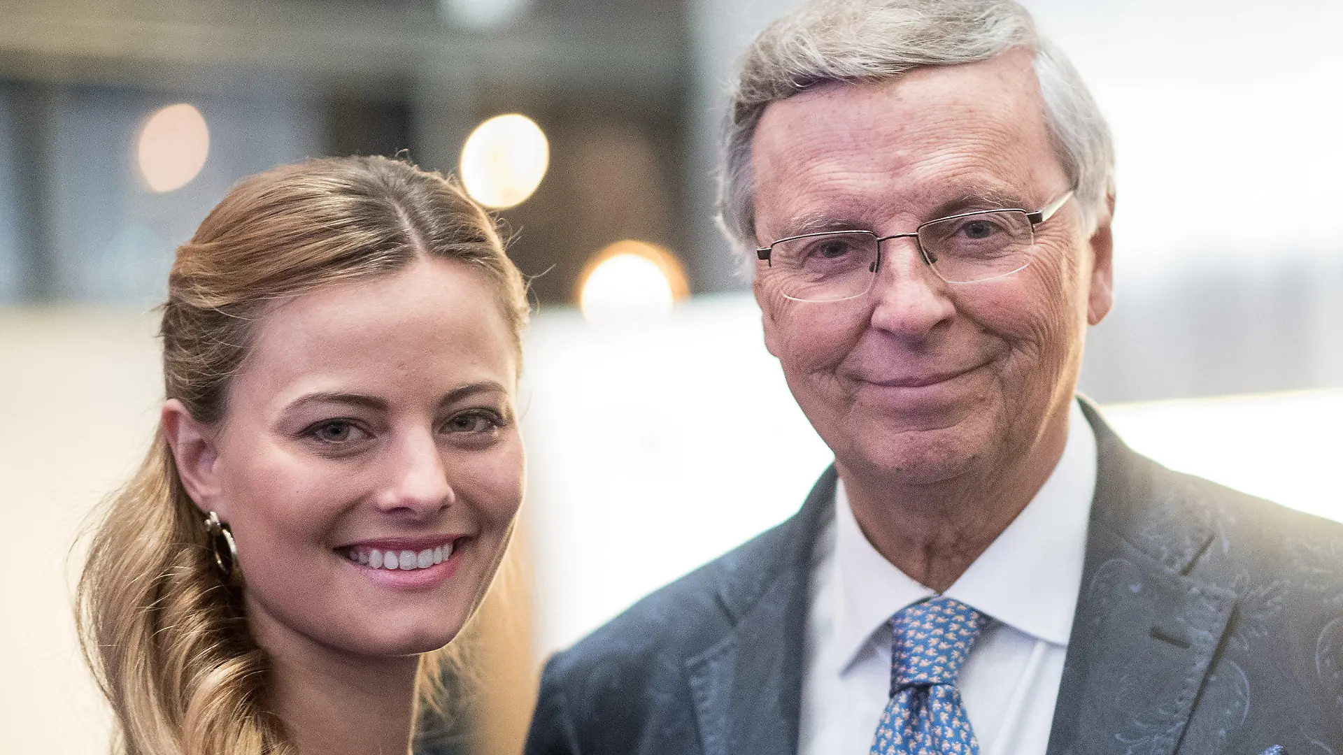 ARCHIV - 24.02.2018, Baden-Württemberg, Rust: Wolfgang Bosbach, CDU-Politiker, und seine Tochter Viktoria Bosbach sind bei der Wahl der "Miss Germany 2018" dabei. Er wird zum ersten Mal Großvater, Tochter Viktoria bekommt ihr erstes Kind. (zu dpa Wolfgang Bosbach wird zum ersten Mal Großvater) Foto: Sebastian Gollnow/dpa +++ dpa-Bildfunk +++