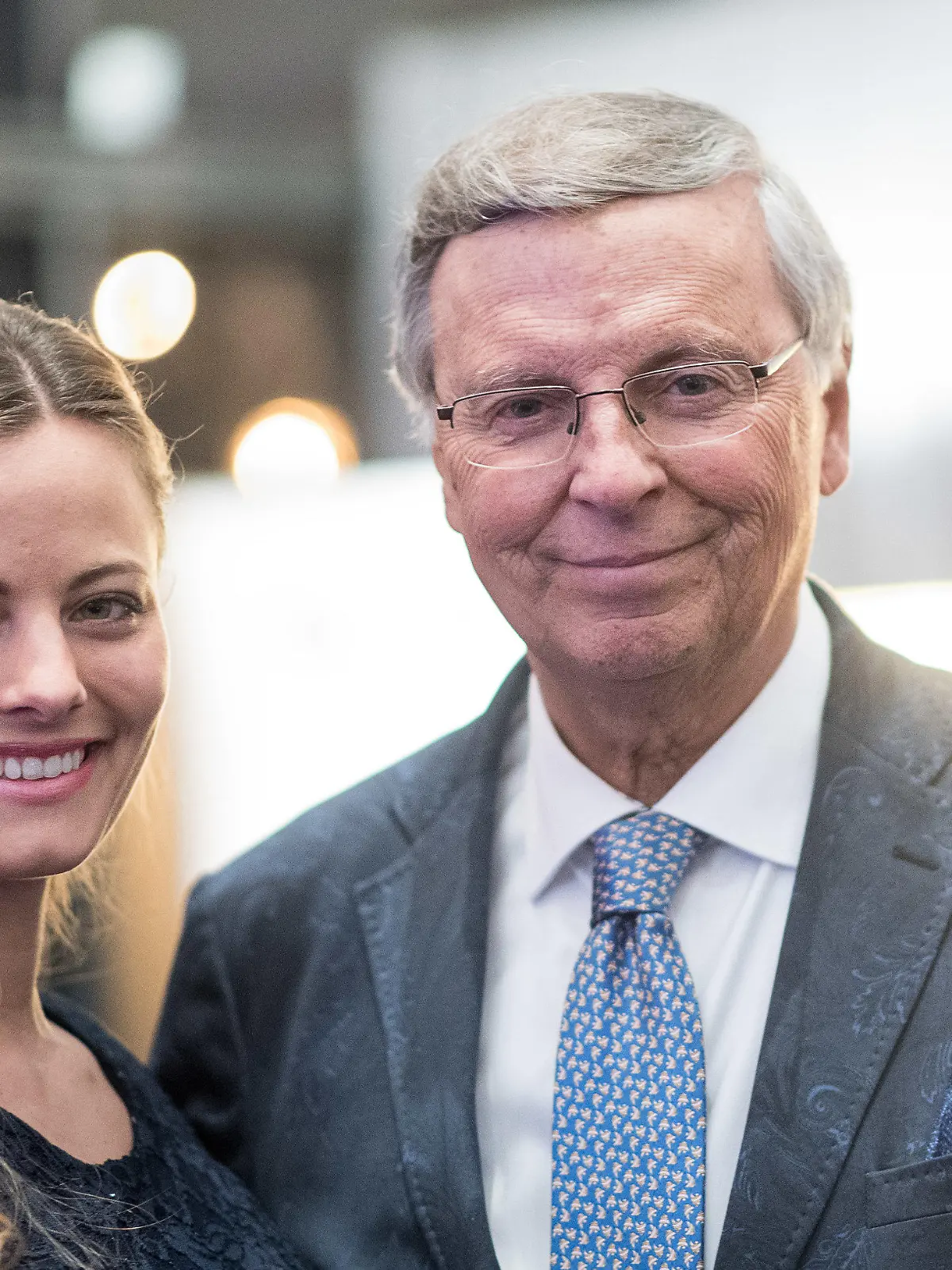 ARCHIV - 24.02.2018, Baden-Württemberg, Rust: Wolfgang Bosbach, CDU-Politiker, und seine Tochter Viktoria Bosbach sind bei der Wahl der "Miss Germany 2018" dabei. Er wird zum ersten Mal Großvater, Tochter Viktoria bekommt ihr erstes Kind. (zu dpa Wolfgang Bosbach wird zum ersten Mal Großvater) Foto: Sebastian Gollnow/dpa +++ dpa-Bildfunk +++
