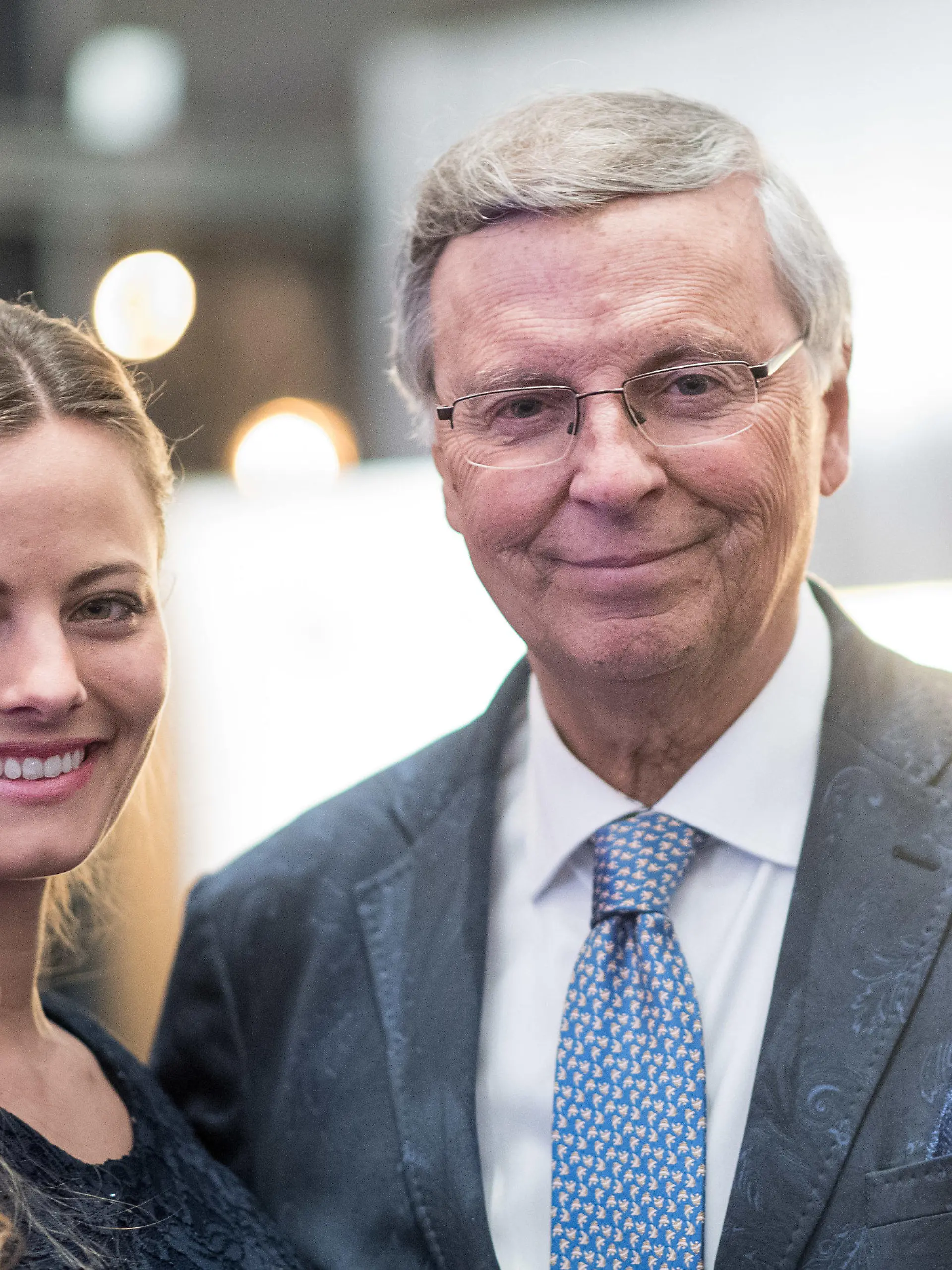 ARCHIV - 24.02.2018, Baden-Württemberg, Rust: Wolfgang Bosbach, CDU-Politiker, und seine Tochter Viktoria Bosbach sind bei der Wahl der "Miss Germany 2018" dabei. Er wird zum ersten Mal Großvater, Tochter Viktoria bekommt ihr erstes Kind. (zu dpa Wolfgang Bosbach wird zum ersten Mal Großvater) Foto: Sebastian Gollnow/dpa +++ dpa-Bildfunk +++