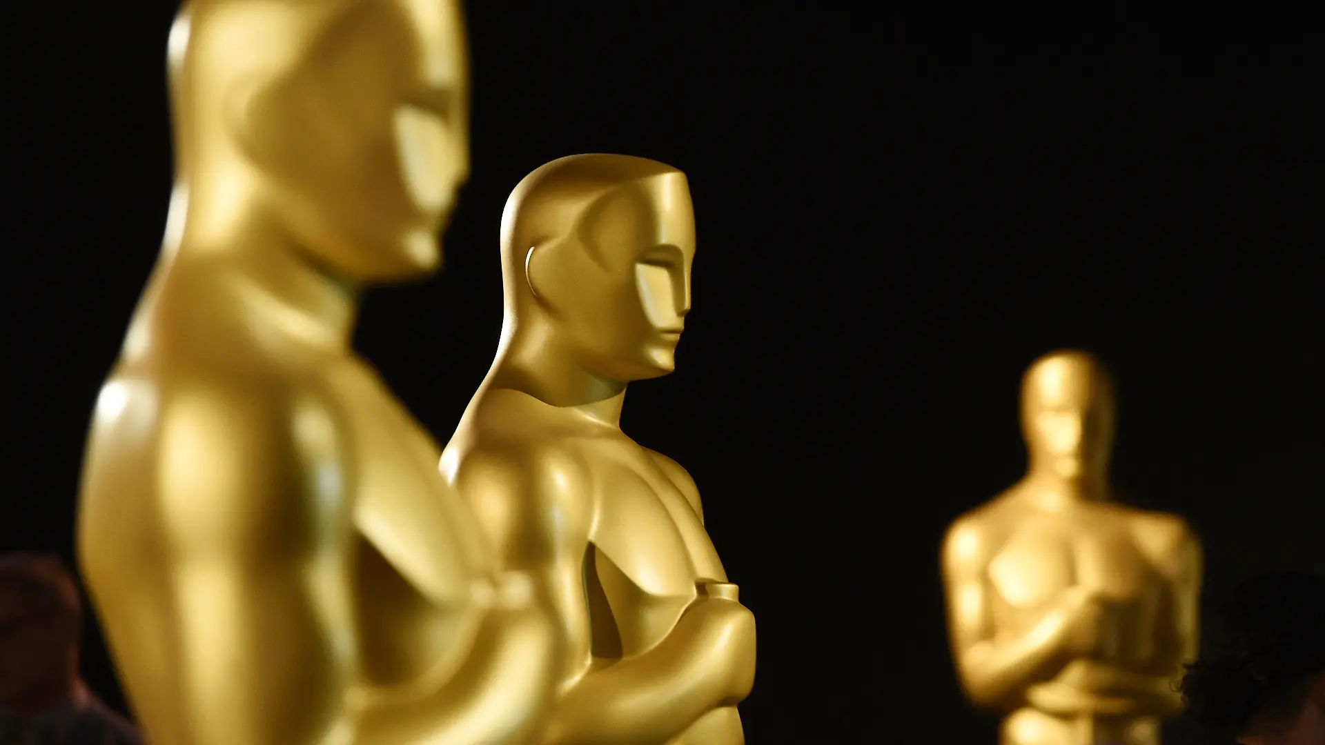ARCHIV - 31.01.2020, USA, Los Angeles: Oscar-Statuen stehen bei der Pressevorschau des Gouverneursballs für die 92. Oscar-Verleihung im Dolby Theatre. Die 93. Oscar-Verleihung (Academy Awards) könnte mit Altersrekorden und bahnbrechenden Gewinnern Filmgeschichte schreiben. (Zu dpa «Das gibt's doch nicht! Oscar-Superlative zum Mitreden») Foto: Chris Pizzello/Invision/AP/dpa +++ dpa-Bildfunk +++