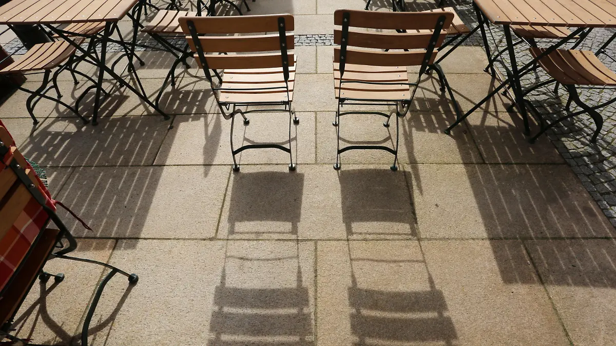 22.04.2021, Sachsen-Anhalt, Wernigerode: Leere Tische und Stühle stehen vor einem Restaurant. Seit 9. April können im Harz Restaurants ihre Außengastronomie im Rahmen eines Modellversuches öffnen. Mit Inkrafttreten der Bundesnotbremse müssten die Restaurants ab einem Inzidenzwert von über 100 wieder schließen und den Modellversuch abbrechen. Foto: Matthias Bein/dpa-Zentralbild/dpa +++ dpa-Bildfunk +++