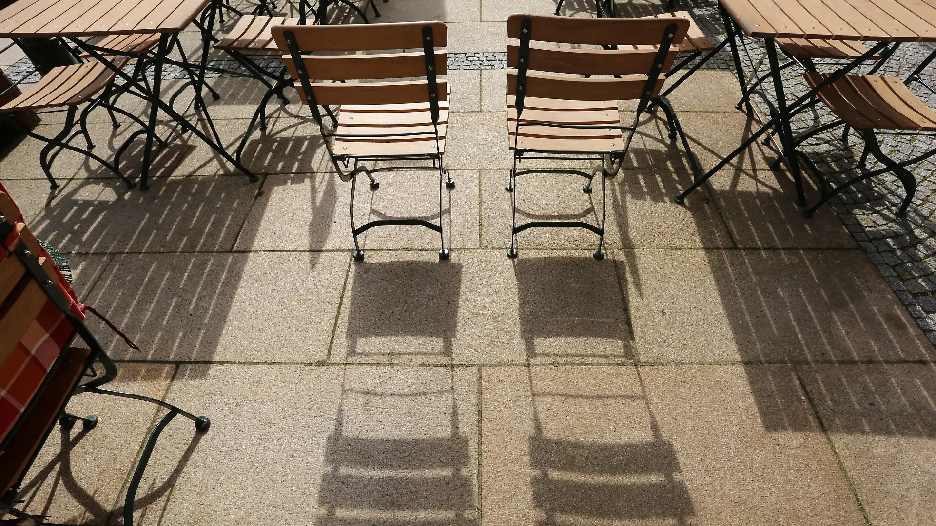 22.04.2021, Sachsen-Anhalt, Wernigerode: Leere Tische und Stühle stehen vor einem Restaurant. Seit 9. April können im Harz Restaurants ihre Außengastronomie im Rahmen eines Modellversuches öffnen. Mit Inkrafttreten der Bundesnotbremse müssten die Restaurants ab einem Inzidenzwert von über 100 wieder schließen und den Modellversuch abbrechen. Foto: Matthias Bein/dpa-Zentralbild/dpa +++ dpa-Bildfunk +++