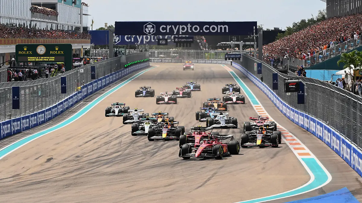 Formula 1 2022: Miami GP MIAMI INTERNATIONAL AUTODROME, UNITED STATES OF AMERICA - MAY 08: Charles Leclerc, Ferrari F1-75, leads Carlos Sainz, Ferrari F1-75, Max Verstappen, Red Bull Racing RB18, Sergio Perez, Red Bull Racing RB18, and the rest of the field at the start during the Miami GP at Miami International Autodrome on Sunday May 08, 2022 in Miami, United States of America. Photo by Mark Sutton / Sutton Images Images PUBLICATIONxINxGERxSUIxAUTxHUNxONLY GP2205_143208MS1_6541