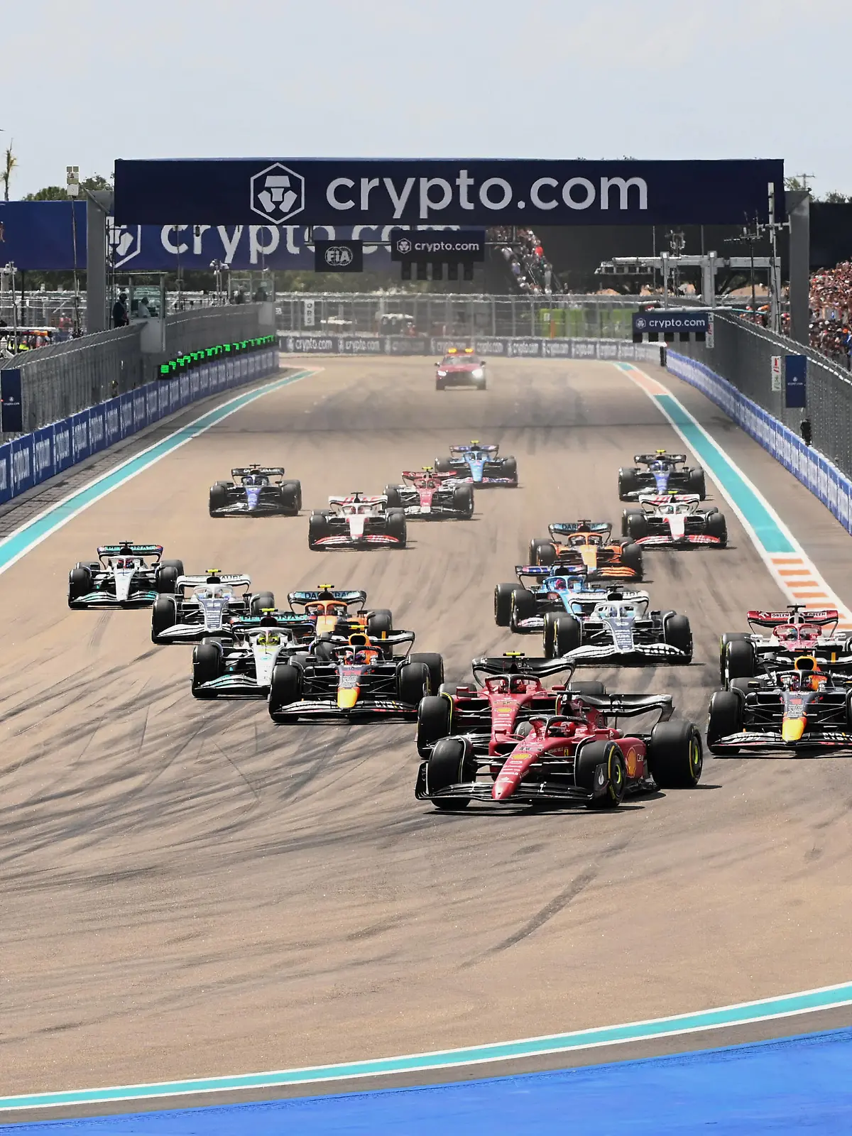  Formula 1 2022: Miami GP MIAMI INTERNATIONAL AUTODROME, UNITED STATES OF AMERICA - MAY 08: Charles Leclerc, Ferrari F1-75, leads Carlos Sainz, Ferrari F1-75, Max Verstappen, Red Bull Racing RB18, Sergio Perez, Red Bull Racing RB18, and the rest of the field at the start during the Miami GP at Miami International Autodrome on Sunday May 08, 2022 in Miami, United States of America. Photo by Mark Sutton / Sutton Images Images PUBLICATIONxINxGERxSUIxAUTxHUNxONLY GP2205_143208MS1_6541