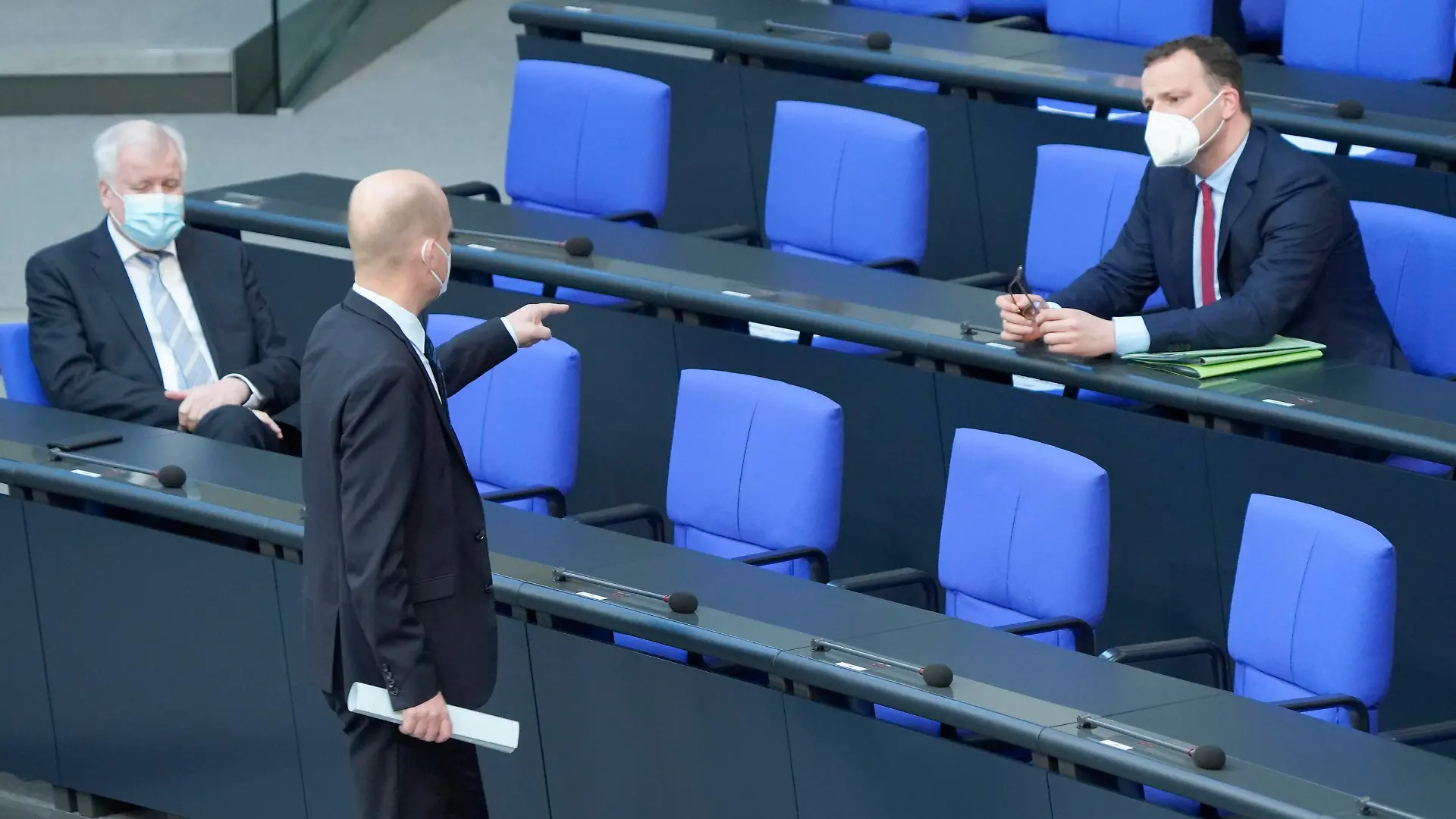  Deutscher Bundestag, 223. Sitzung Plenum und Debatte Aktuell, 21.04.2021, Berlin, Ralph Brinkhaus im zeigt im Plenum auf Jens Spahn der auf der Regierungsbank sitzt mit Horst Seehofer bei der 223. Sitzung des Deutschen Bundestag in Berlin Berlin Berlin Deutschland *** German Bundestag, 223 session plenary and debate current, 21 04 2021, Berlin, Ralph Brinkhaus in the shows in the plenary on Jens Spahn who sits on the government bench with Horst Seehofer at the 223 session of the German Bundestag in Berlin Berlin Germany