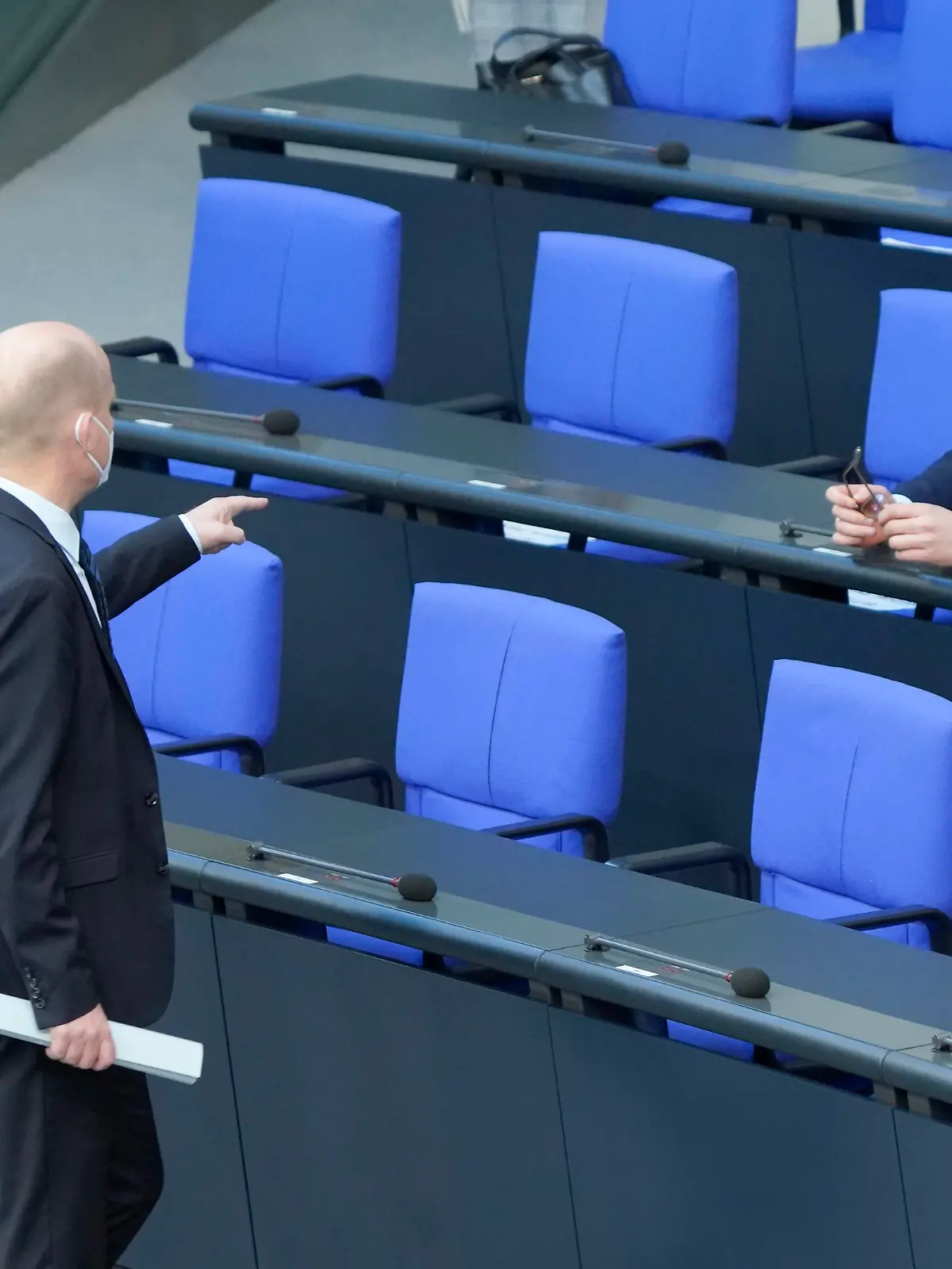  Deutscher Bundestag, 223. Sitzung Plenum und Debatte Aktuell, 21.04.2021, Berlin, Ralph Brinkhaus im zeigt im Plenum auf Jens Spahn der auf der Regierungsbank sitzt mit Horst Seehofer bei der 223. Sitzung des Deutschen Bundestag in Berlin Berlin Berlin Deutschland *** German Bundestag, 223 session plenary and debate current, 21 04 2021, Berlin, Ralph Brinkhaus in the shows in the plenary on Jens Spahn who sits on the government bench with Horst Seehofer at the 223 session of the German Bundestag in Berlin Berlin Germany