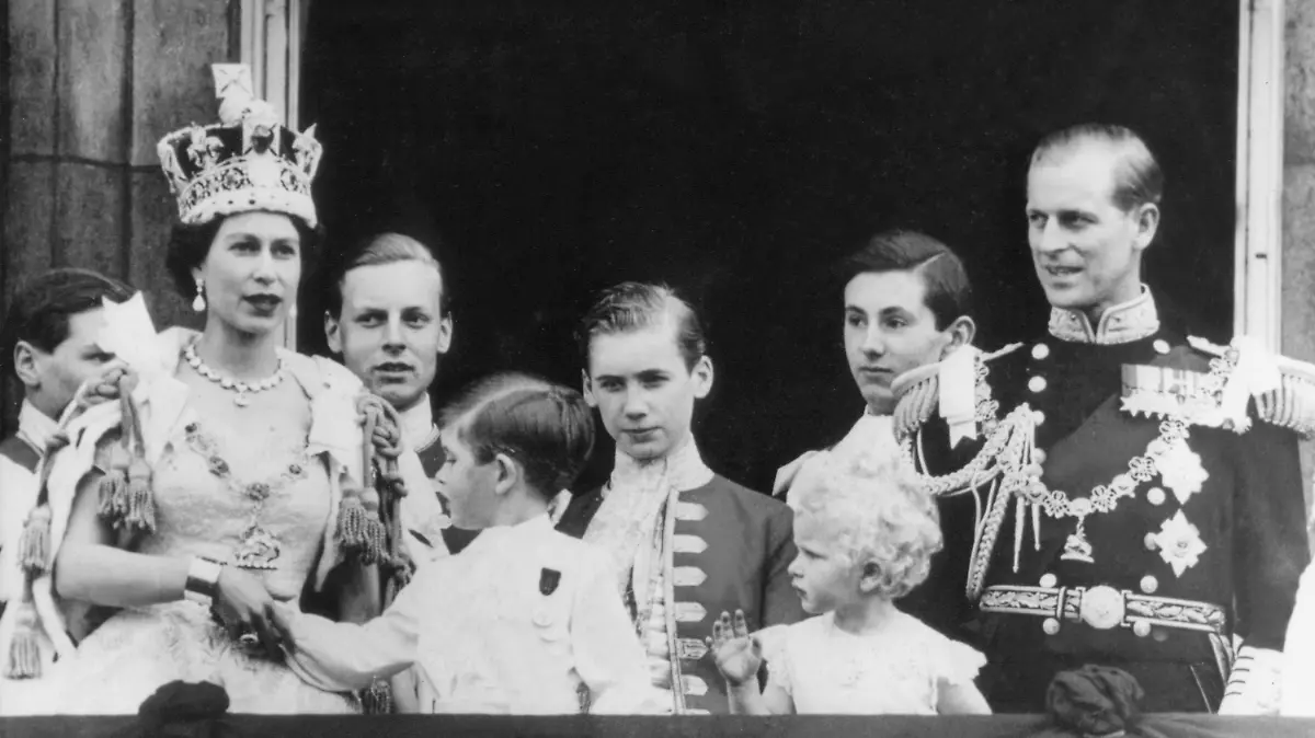ARCHIV - 02.06.1953, Großbritannien, London: Königin Elizabeth II. von Großbritannien (l-r) mit der St. Edward's-Krone auf dem Haupt und den Kindern Prinz Charles, Prinzessin Anne und ihr Gatte Prinz Philip, Herzog von Edinburgh, auf dem Balkon des Buckingham Palastes kurz nach der Krönungszeremonie. Prinz Philip ist im Alter von 99 Jahren gestorben. Das teilte der Buckingham-Palast am 09.04.2021 in London mit. Foto: EPU/dpa +++ dpa-Bildfunk +++
