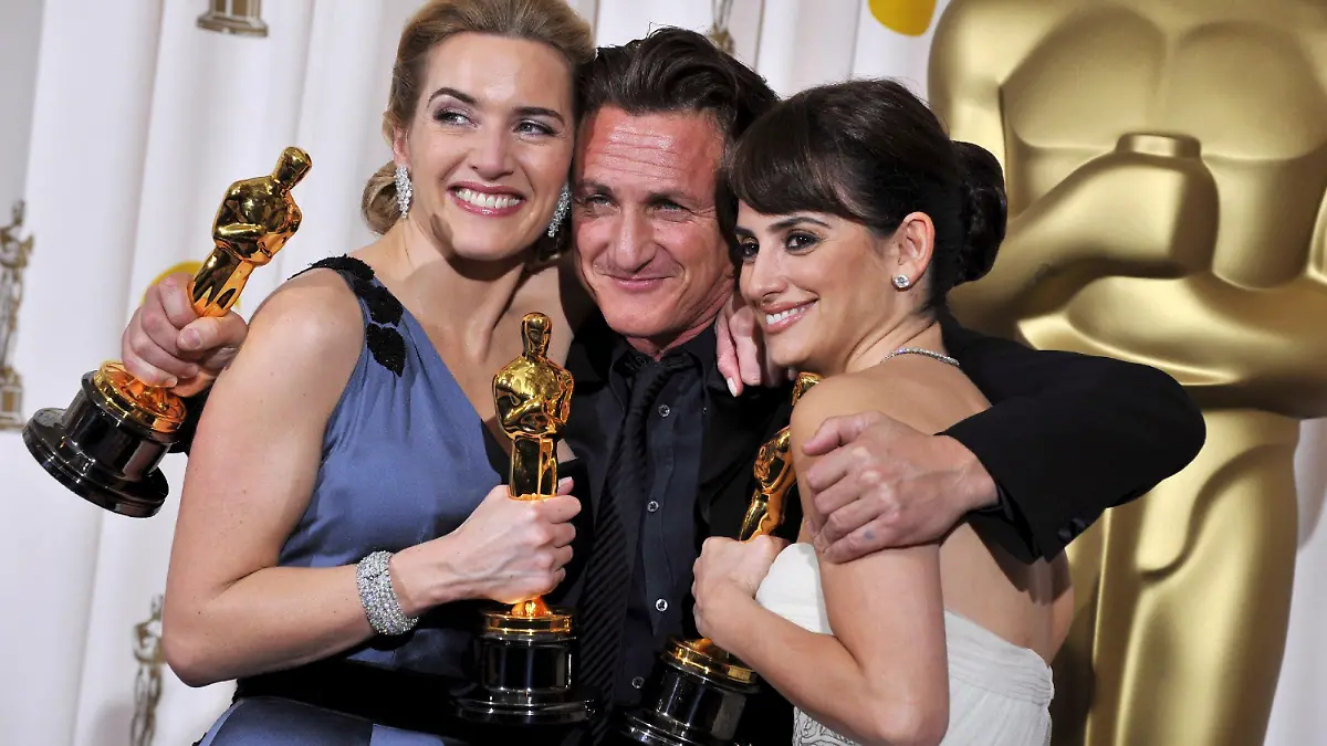 US actor Sean Penn (C), Spanish actress Penelope Cruz (R) and English actress Kate Winslet (L) hold their Oscars after winning Best Actor, Best Supporting Actress and Best Actress respectively at the 81st Academy Awards 22 February 2009 at the Kodak Theater in Hollywood, California, USA. The Academy Awards honour cinematic excellence in 24 categories. EPA/PAUL BUCK +++(c) dpa - Bildfunk+++