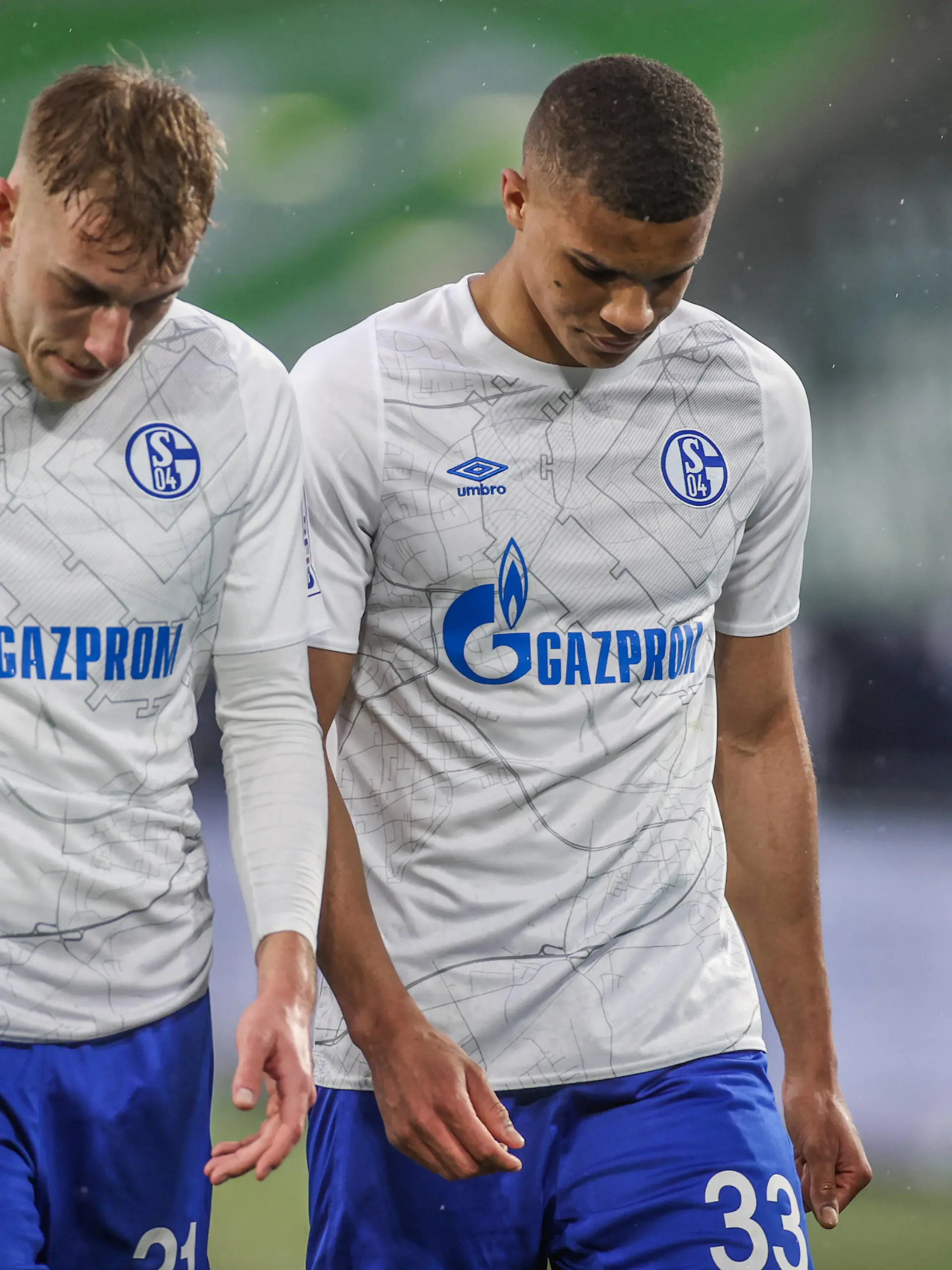 Timo Becker und Malick Thiaw von Schalke 04