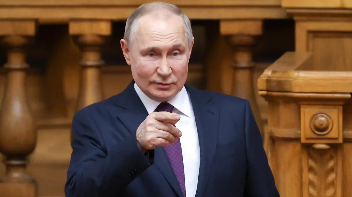 DIESES FOTO WIRD VON DER RUSSISCHEN STAATSAGENTUR TASS ZUR VERFÜGUNG GESTELLT. [RUSSIA, ST PETERSBURG - APRIL 28, 2023: Russia's President Vladimir Putin takes part in a meeting of the Council of Legislators under the Russian Federal Assembly, at the Tauride Palace. Alexander Demianchuk/TASS]